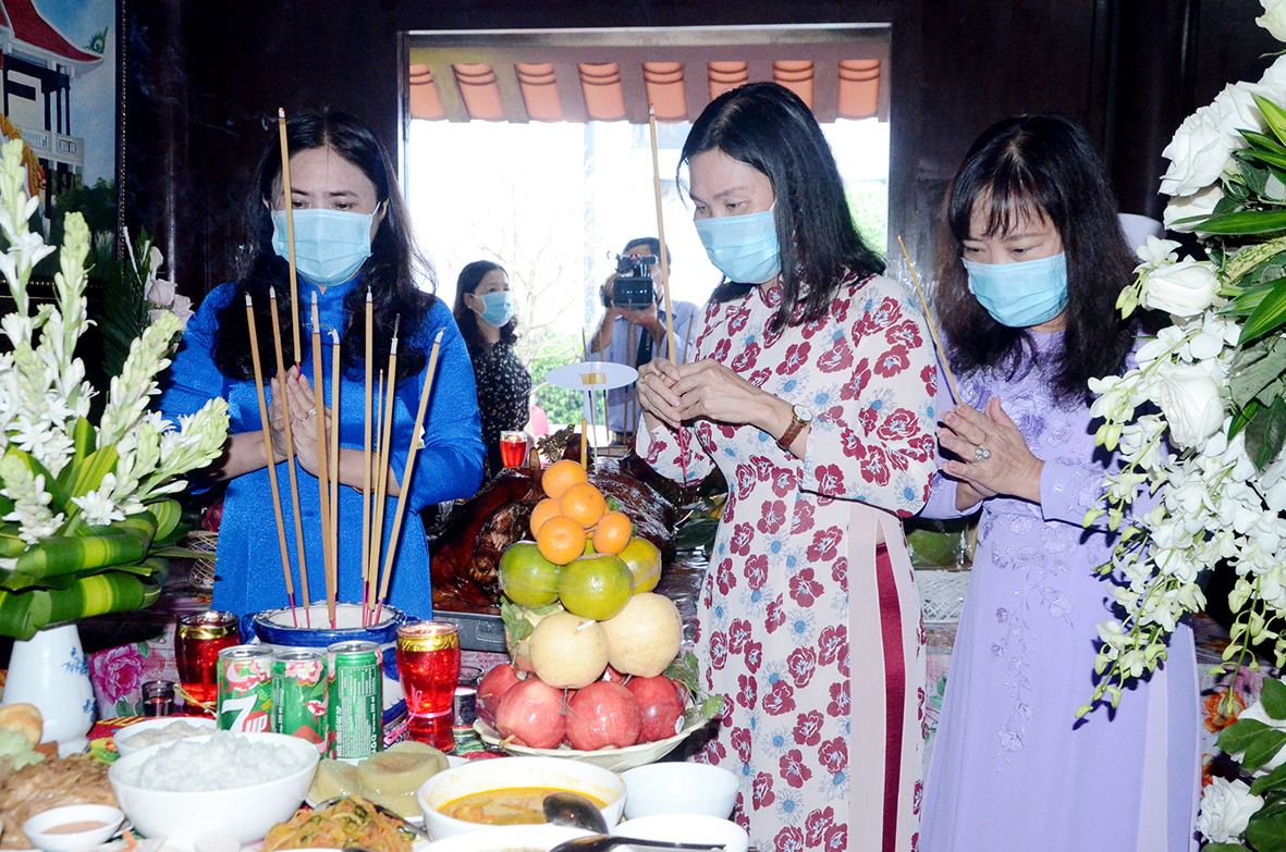 Các đại biểu dâng hương tưởng nhớ AHLLVTND Liệt sĩ Võ Thị Sáu.