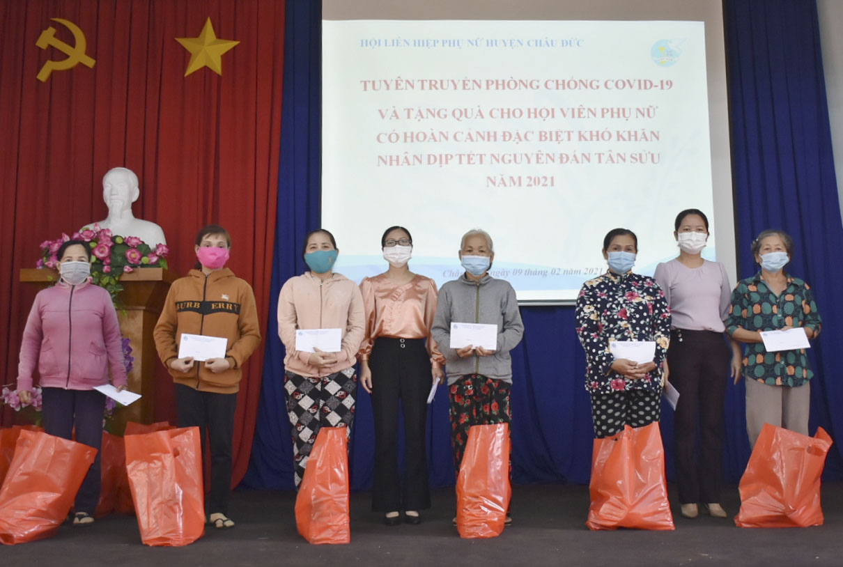 Đại diện Hội LHPN huyện Châu Đức trao quà cho các hội viên.