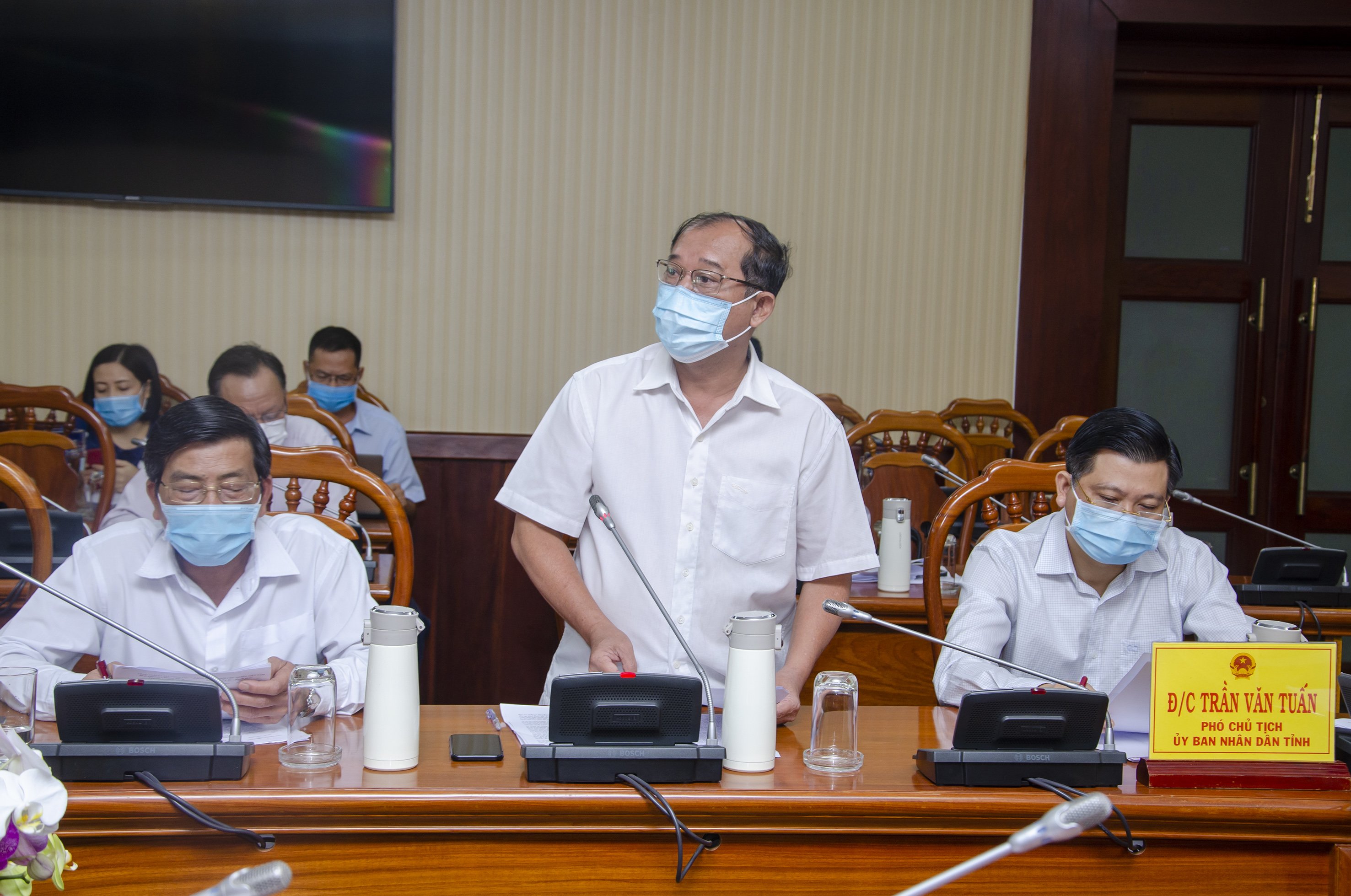 Bác sĩ Phạm Minh An, Giám đốc Sở Y tế báo cáo về tình hình phòng, chống dịch COVID-19 trên địa bàn tỉnh.