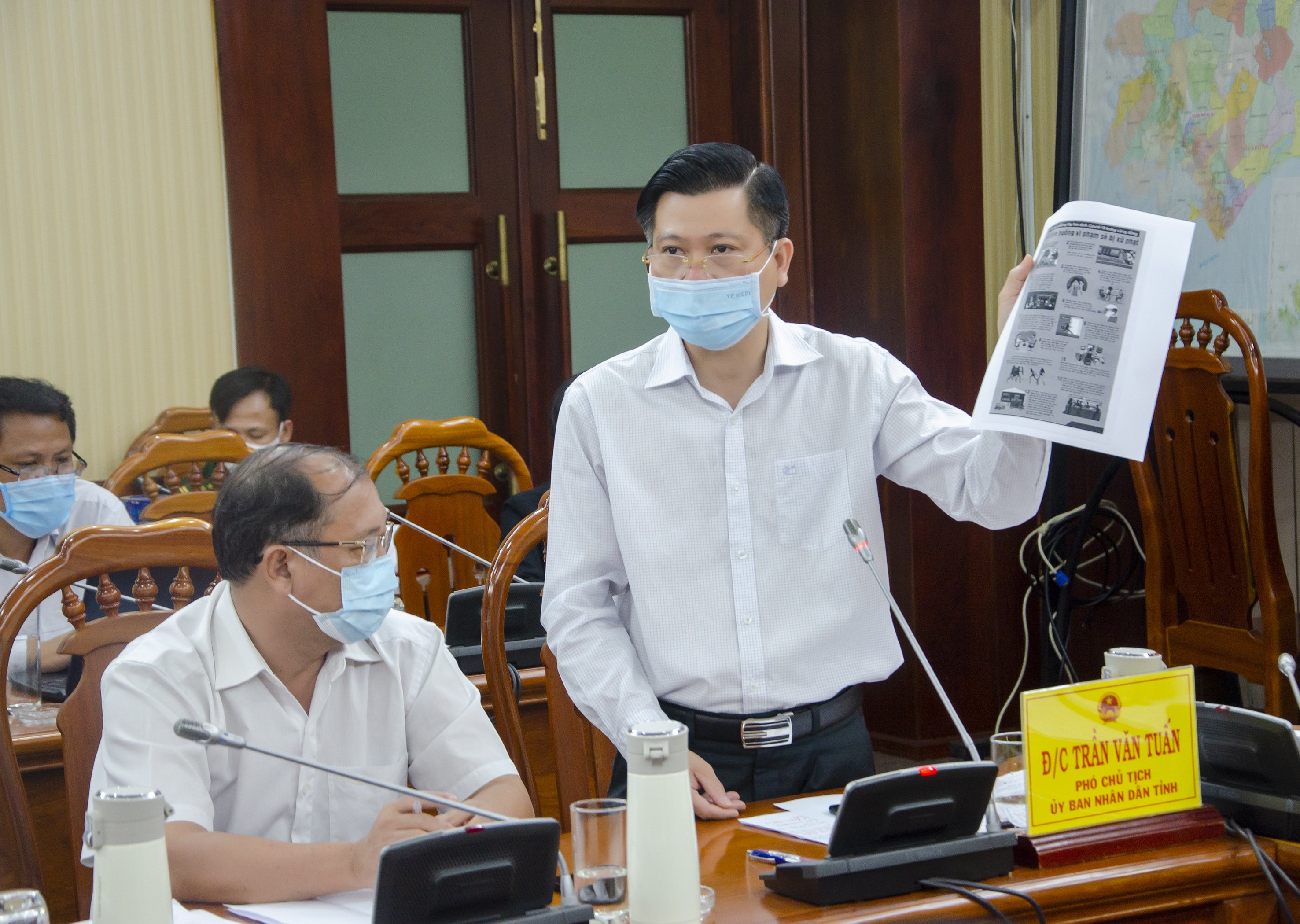 Ông Trần Văn Tuấn, Ủy viên Ban Thường vụ Tỉnh ủy, Phó Chủ tịch UBND tỉnh, Phó Trưởng BCĐ phòng, chống dịch COVID-19 yêu cầu các địa phương tăng cường tuyên truyền để người dân thực hiện đúng các biện pháp phòng, chống dịch.