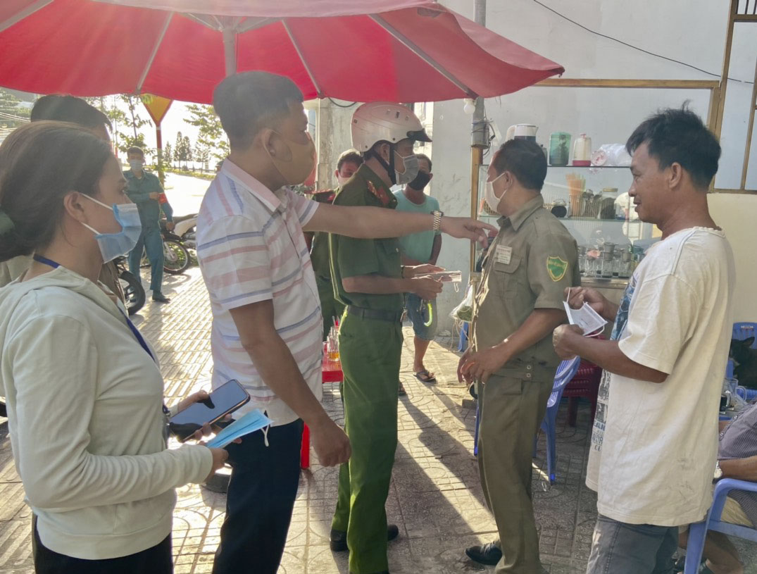 Lực lượng UBND phường 1 (TP. Vũng Tàu) nhắc nhở người dân đeo khẩu trang, hạn chế tu tập đông người nơi công cộng.