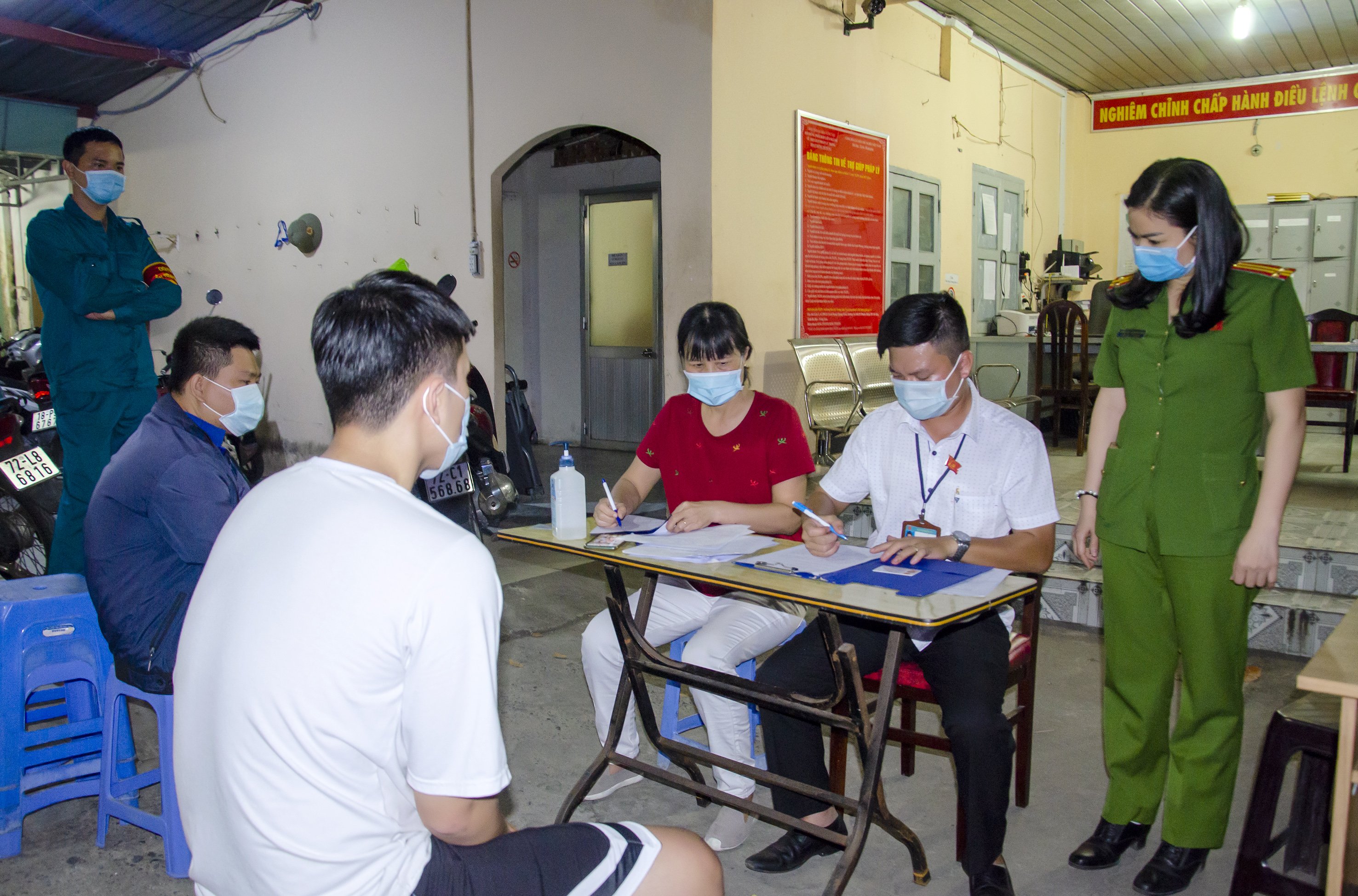 Lực lượng chức năng phường 1, TP. Vũng Tàu lập biên bản xử phạt vi phạm hành chính các trường hợp không đeo khẩu trang nơi công cộng vào tối 9/2.