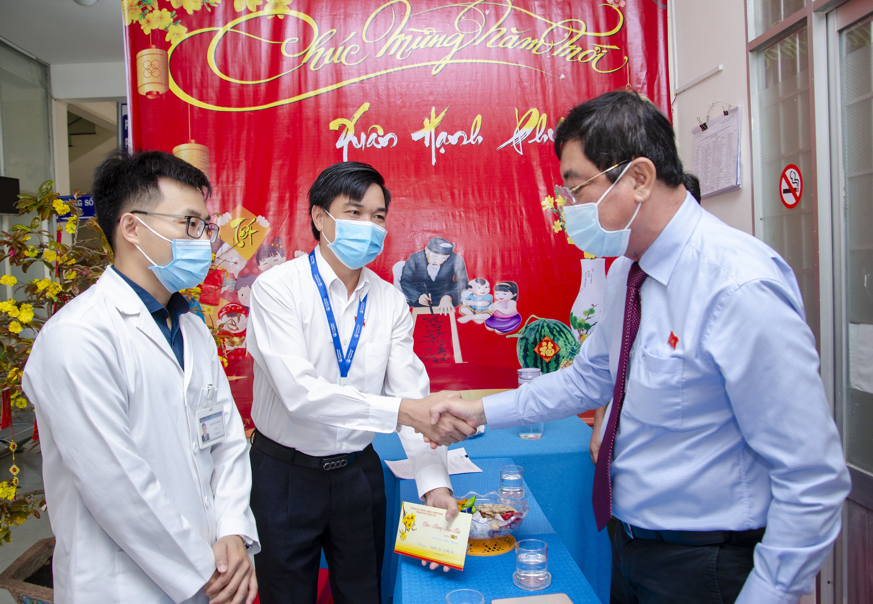 Ông Trần Đình Khoa, Ủy viên Ban Thường vụ Tỉnh ủy, Bí thư Thành ủy Vũng Tàu (bìa phải) thăm, chúc Tết và tặng quà cán bộ, nhân viên Trung tâm Y tế TP. Vũng Tàu.