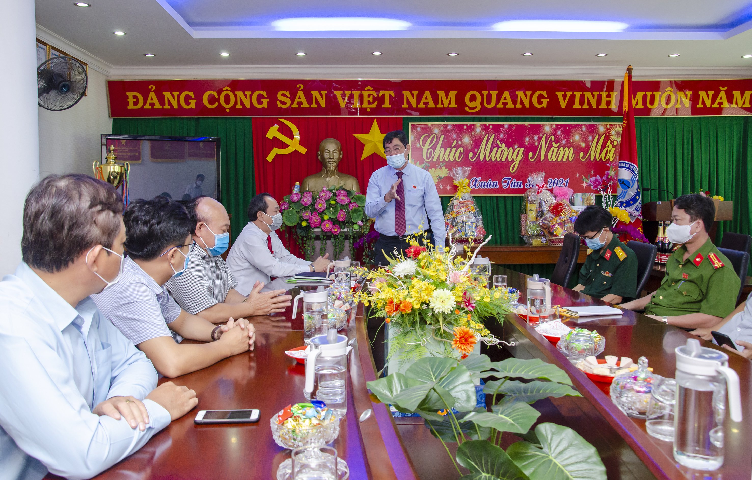 Ông Trần Đình Khoa, Ủy viên Ban Thường vụ Tỉnh ủy, Bí thư Thành ủy Vũng Tàu động viên cán bộ, nhân viên Công ty CP Dịch vụ Môi trường và Công trình Đô thị Vũng Tàu hoàn thành tốt nhiệm vụ vệ sinh môi trường, chiếu sáng và chú trọng công tác phòng, chống dịch COVID-19 trong dịp Tết Nguyên đán Tân Sửu 2021.