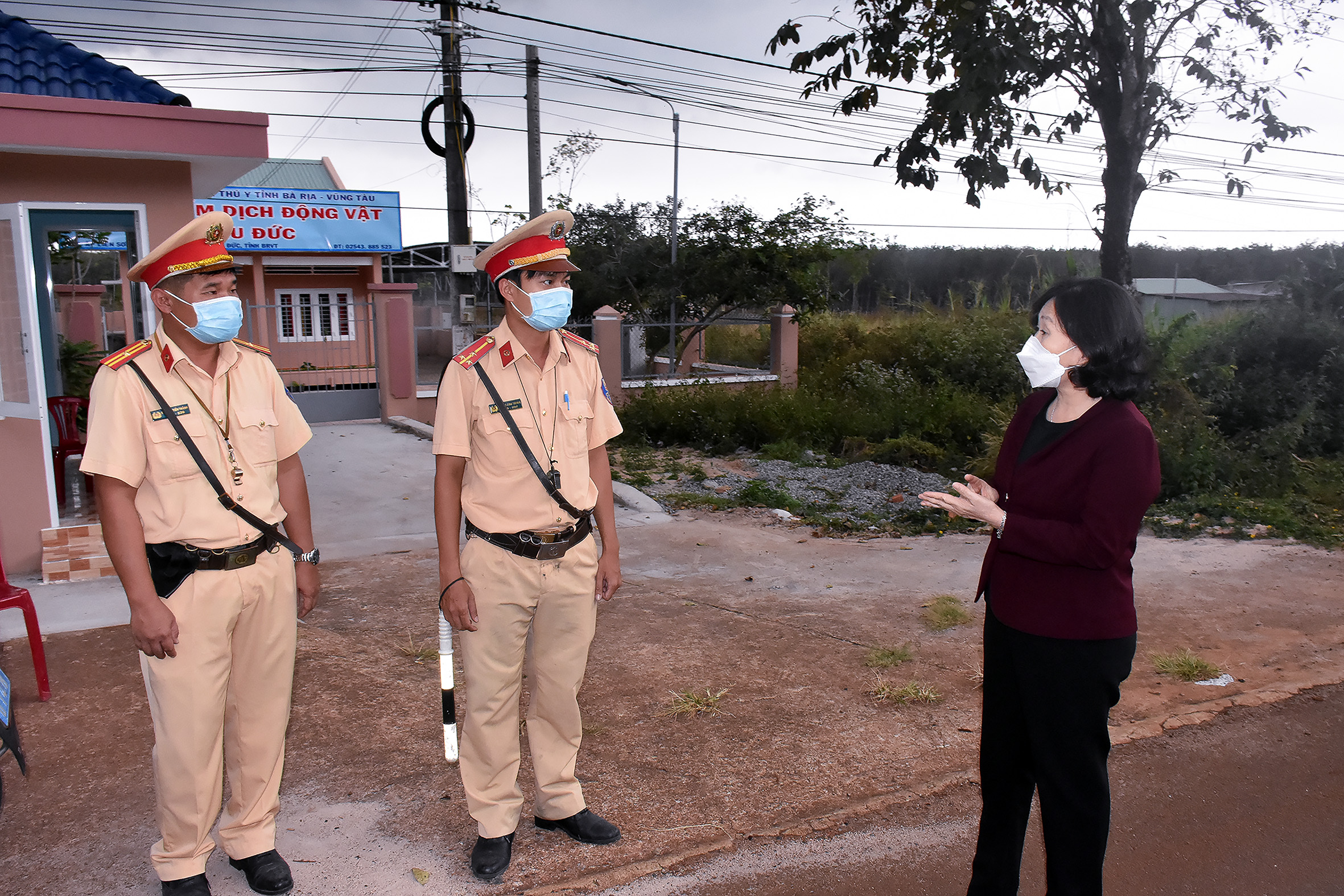 Bà Nguyễn Thị Yến, Phó Bí thư Thường trực Tỉnh ủy, Trưởng Đoàn ĐBQH tỉnh kiểm tra tại chốt kiểm tra liên ngành tại QL56 - khu vực giáp ranh huyện Châu Đức (tỉnh BR-VT) và huyện Cẩm Mỹ (tỉnh Đồng Nai).   