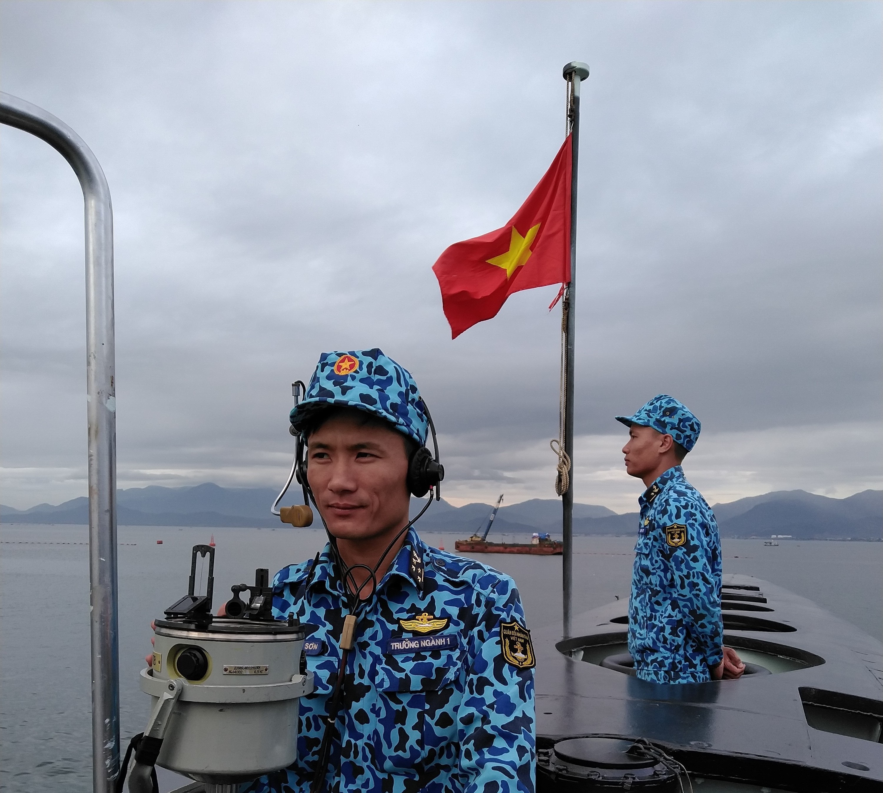 Thủy thủ Tàu ngầm 187 - Bà Rịa-Vũng Tàu làm nhiệm vụ trực sẵn sàng chiến đấu. Ảnh: NGỌC THỌ 