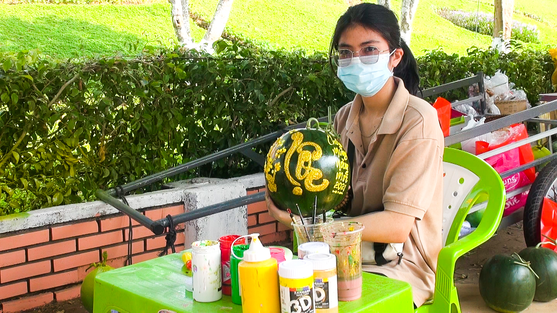 Dịp Tết Tân Sửu, chị Nguyễn Thị Ái My vẽ chữ thư pháp và trang trí trên gần 200 trái cây các loại.