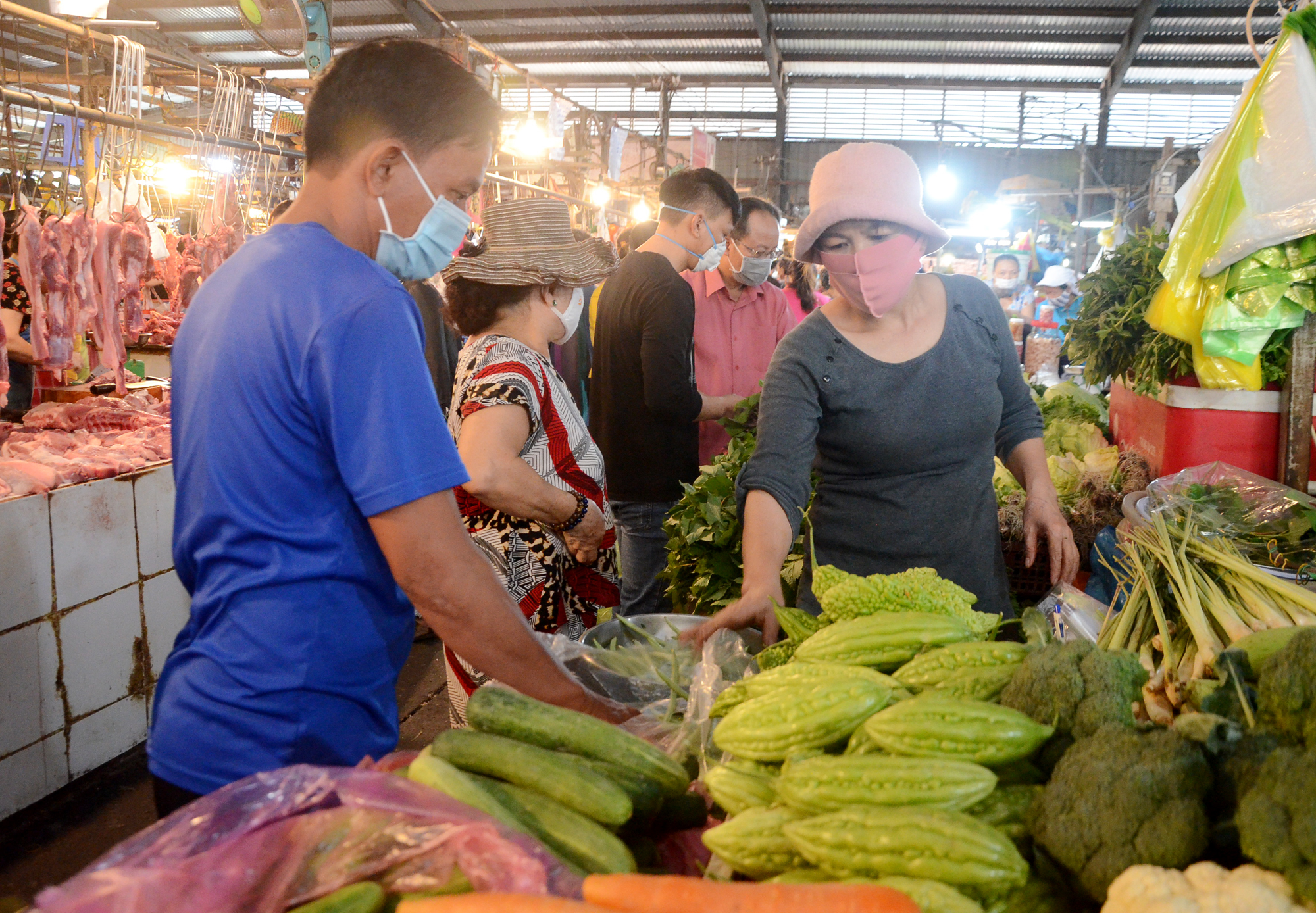 Người dân mua rau củ tại chợ Vũng Tàu sáng 29 Tết.
