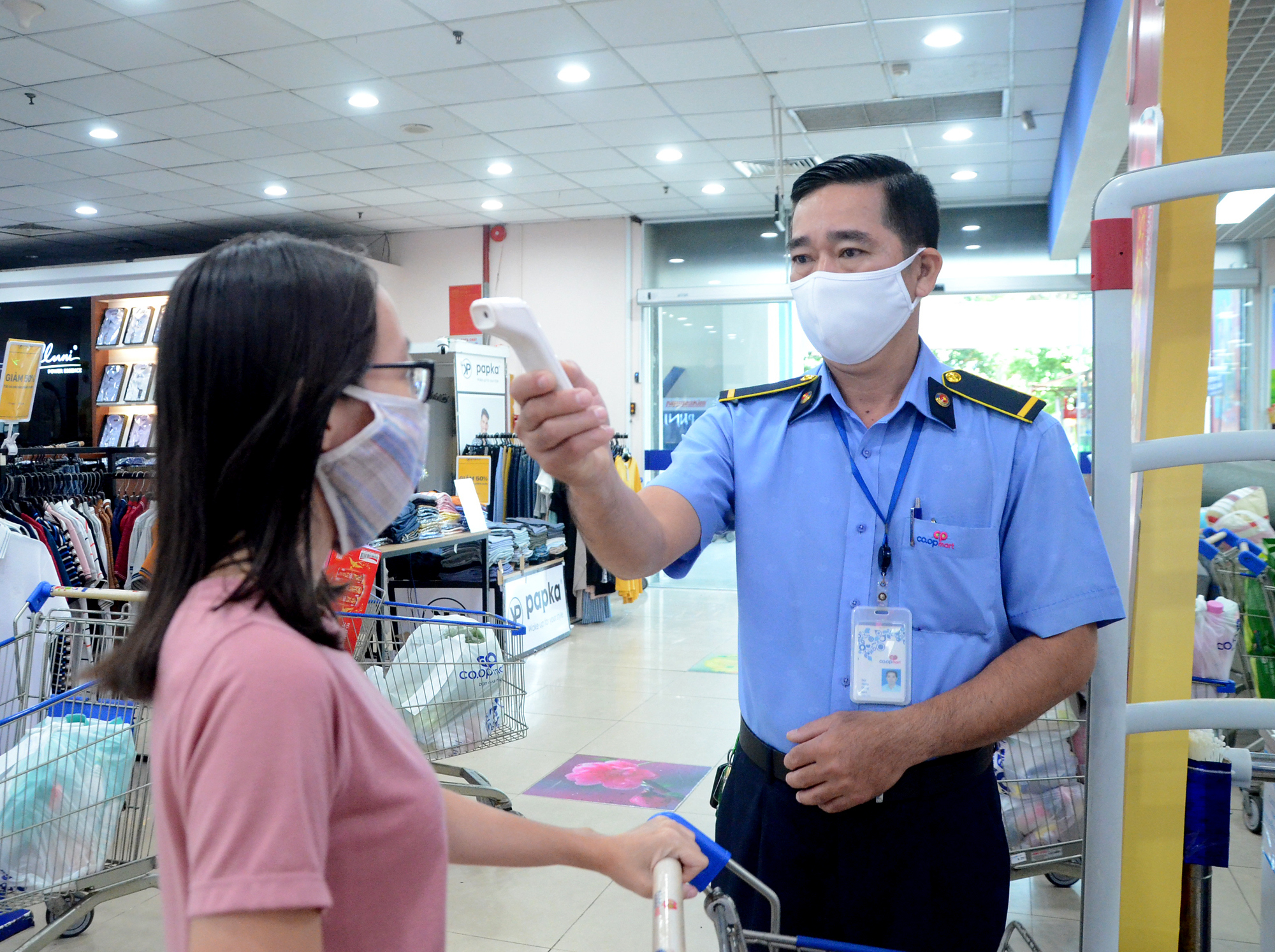 Khách hàng đến Siêu thị Co.op Mart Vũng Tàu được kiểm tra thân nhiệt và buộc phải đeo khẩu trang.