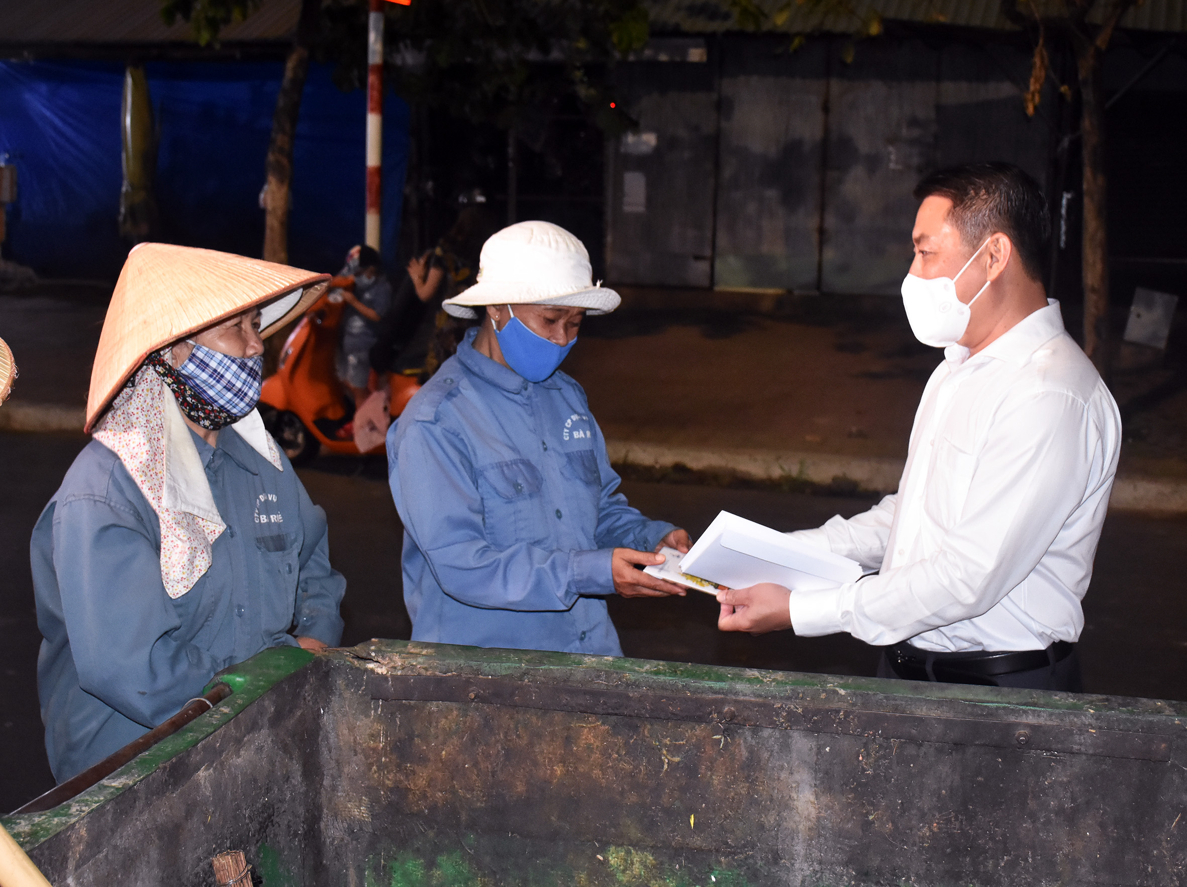 Ông Huỳnh Sơn Tuấn, Chủ tịch LĐLĐ tỉnh lì xì các công nhân Công ty CP Dịch vụ đô thị Bà Rịa.    