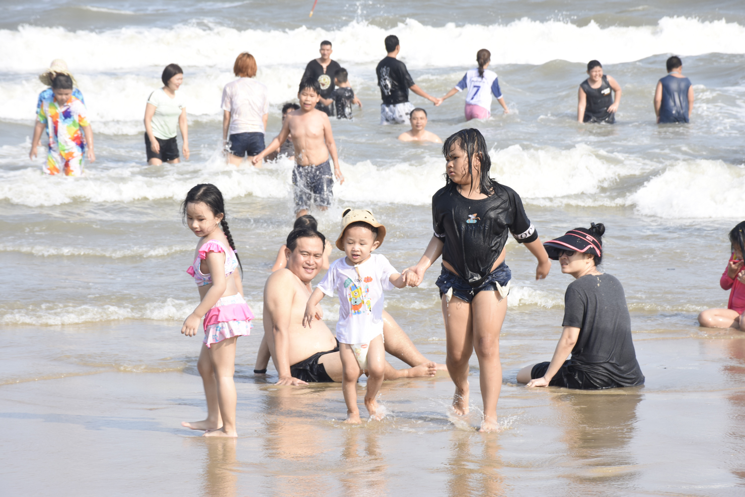 Bãi Sau không đông đúc chiều mùng 3 Tết.