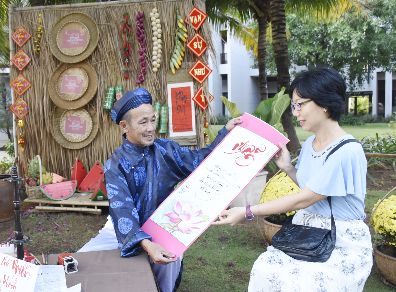 Vietsovpetro Resort tổ chức tặng thư pháp cho khách lưu trú đêm mùng 3 Tết.