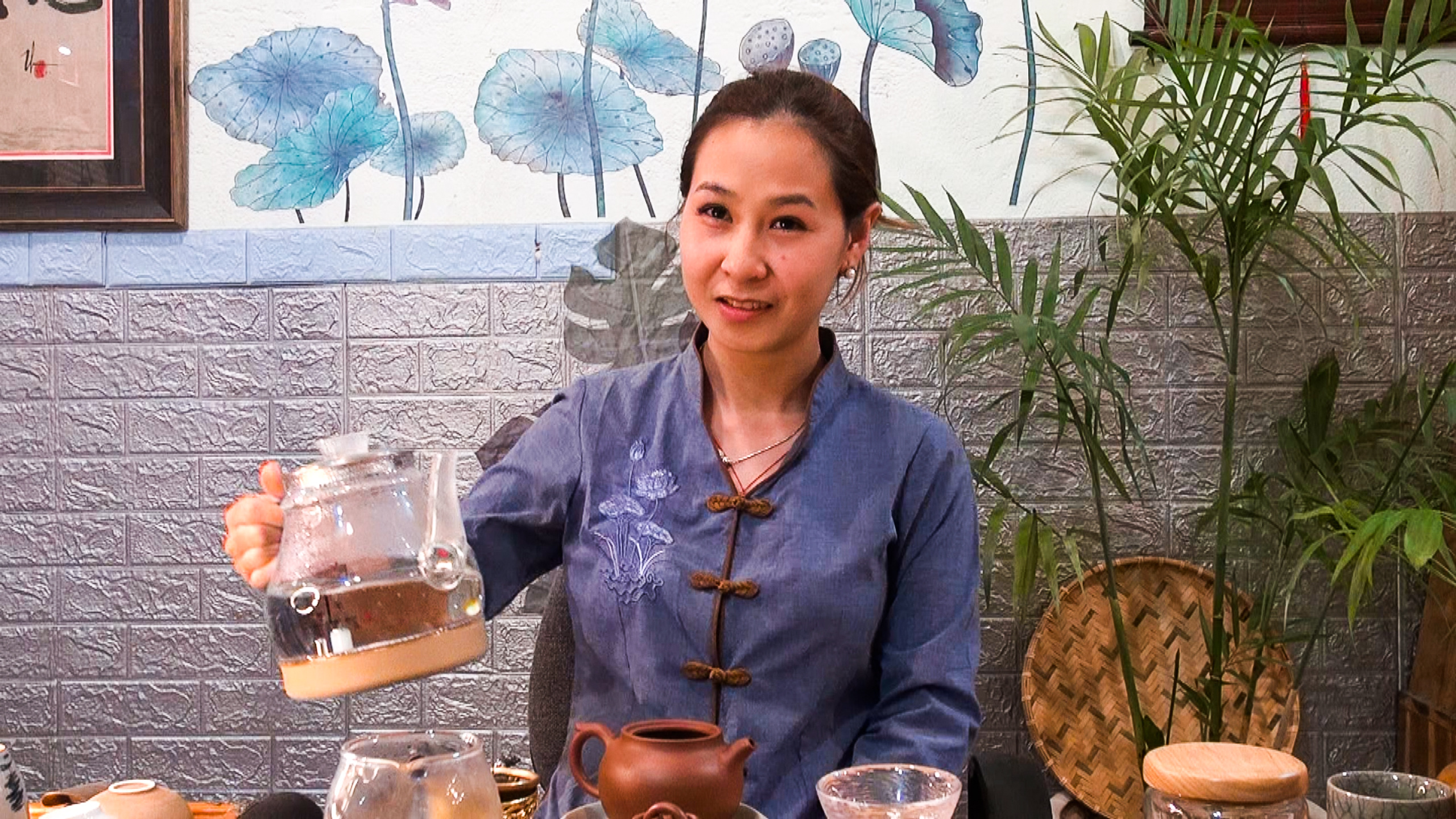 Theo chị Nguyễn Thị Hồng Nhung (chủ Thanh Lương Trà Quán), việc lựa chọn trà, nước tinh khiết để pha trà, ấm đất và cách pha trà là những nhân tố làm nên một ấm trà ngon.