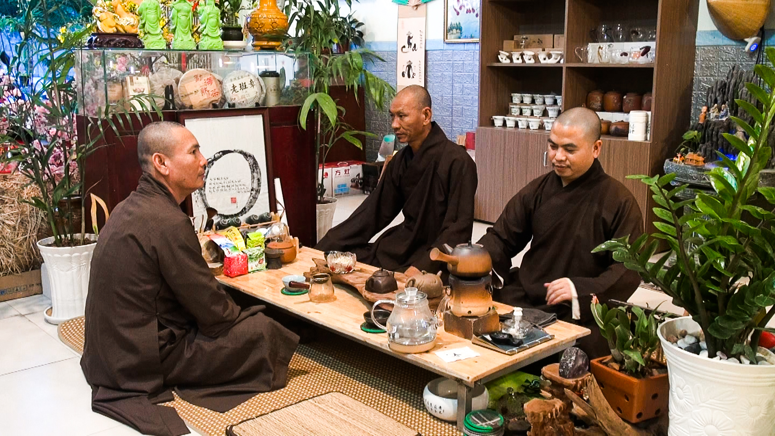 Khách thưởng trà tại Thanh Lương Trà Quán.