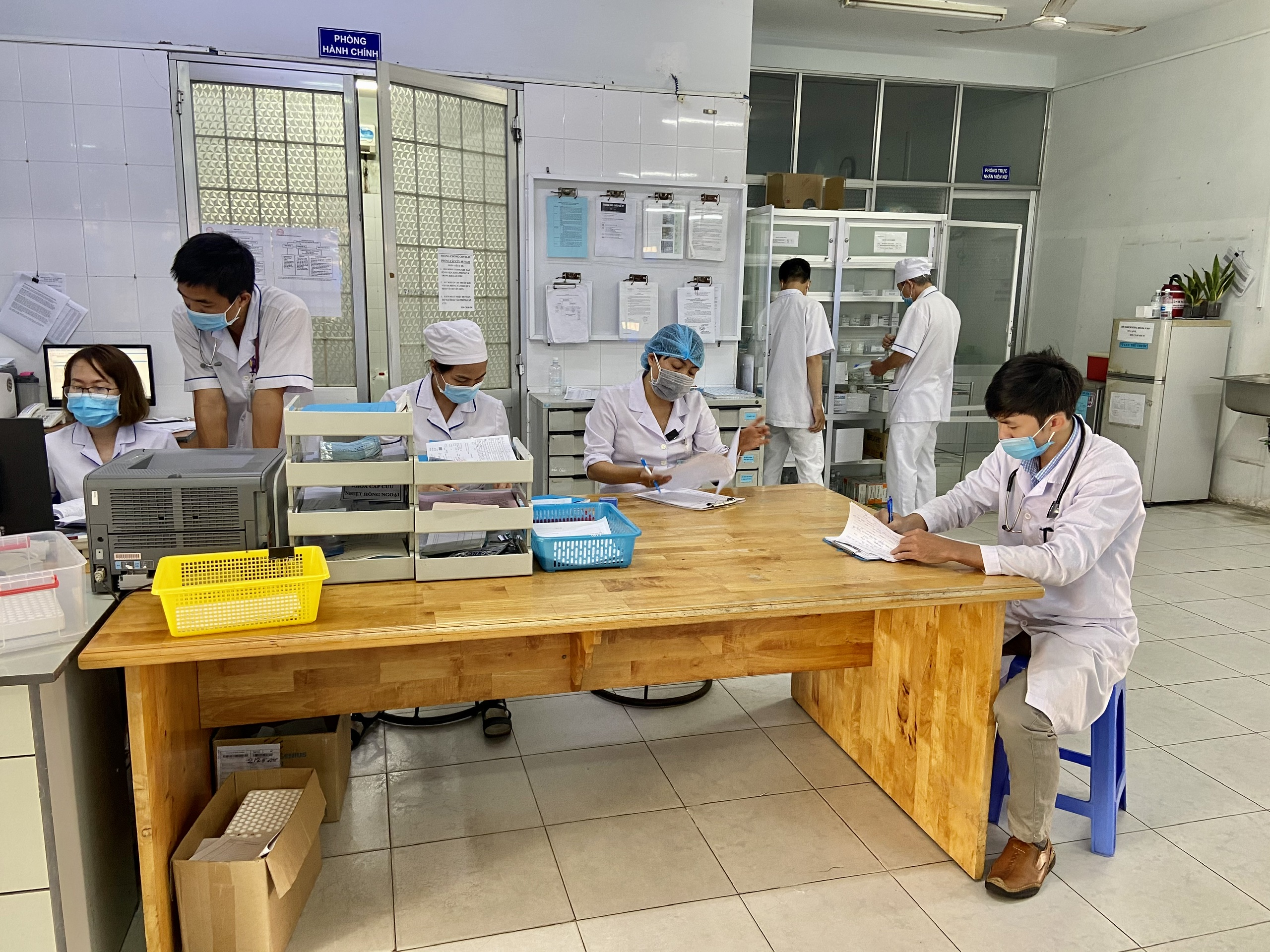 Nhân viên y tế của Khoa Cấp cứu, Bệnh viện Lê Lợi tập trung làm việc trong chiều mùng 3 Tết.