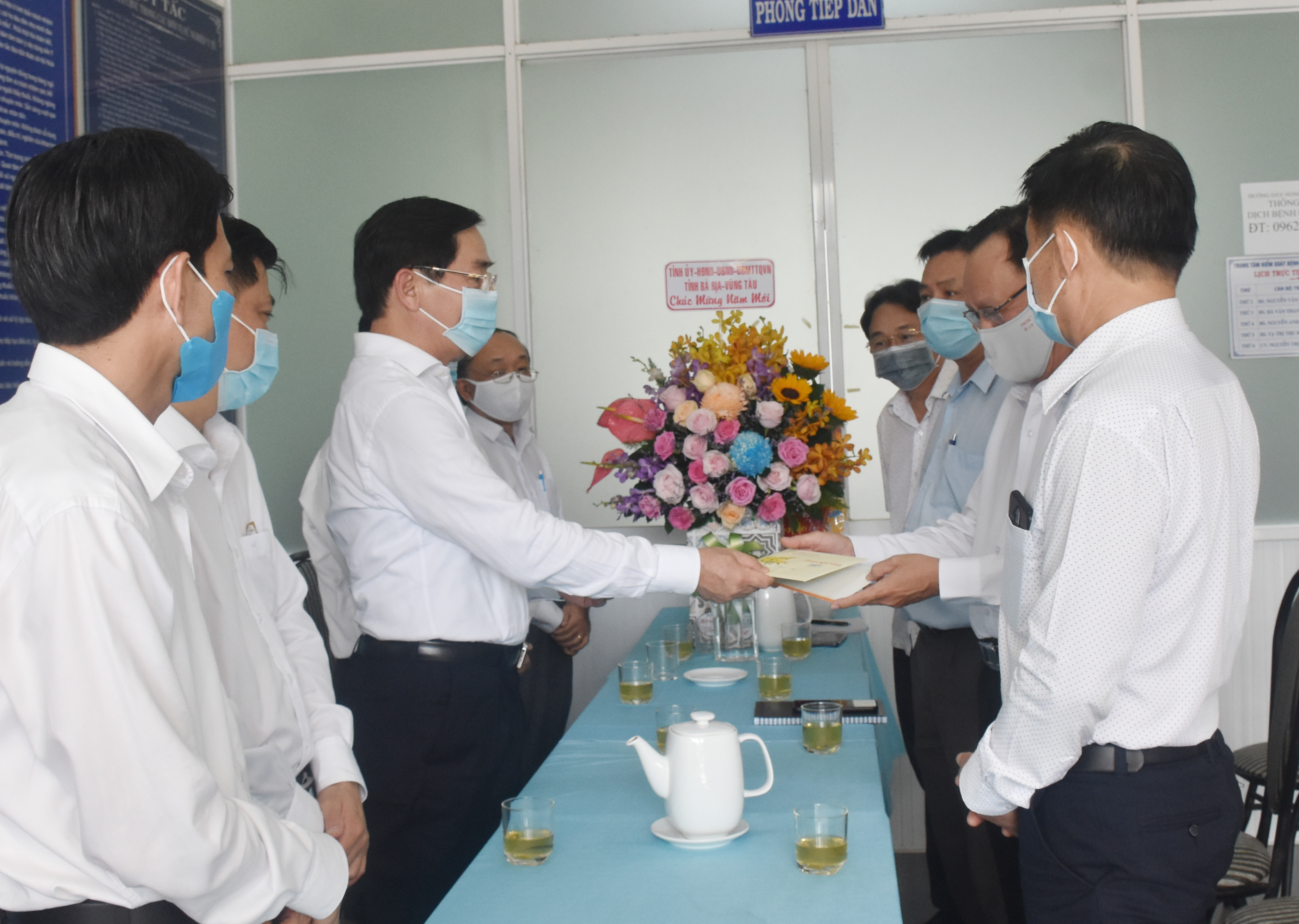 Ông Phạm Viết Thanh, Ủy viên Trung ương Đảng, Bí thư Tỉnh ủy thăm, động viên các y, bác sĩ, nhân viên y tế trực phòng, chống dịch COVID-19 xuyên Tết tại Trung tâm Kiểm soát bệnh tật tỉnh.