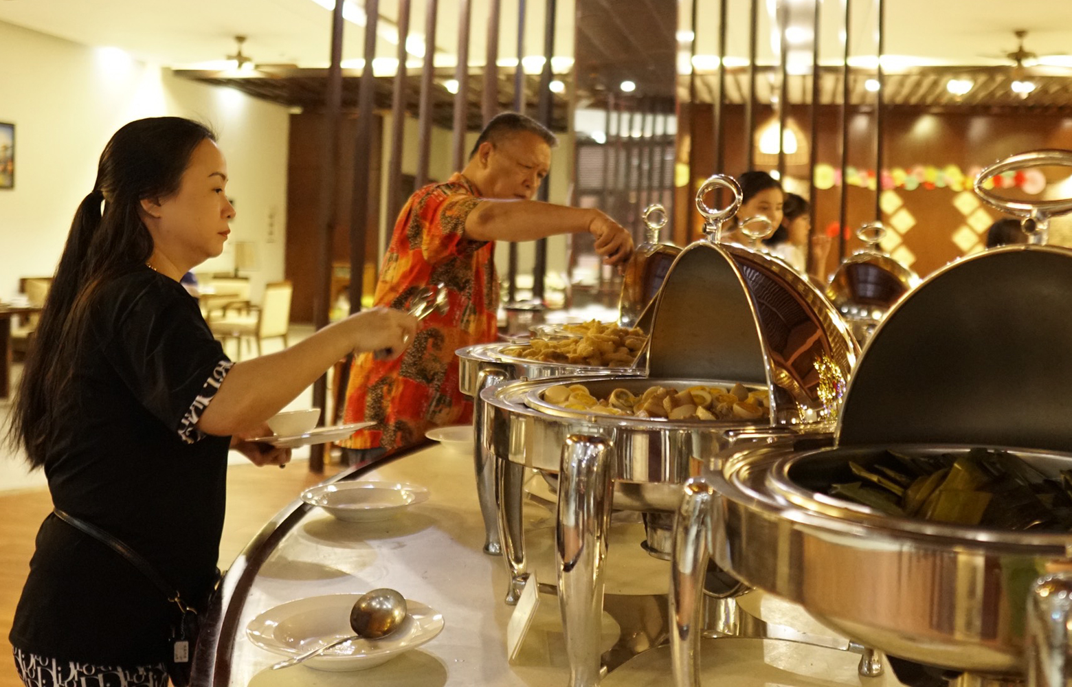 Du khách thưởng thức buffet tại Vietsovpetro Resort tối mùng 3 Tết.
