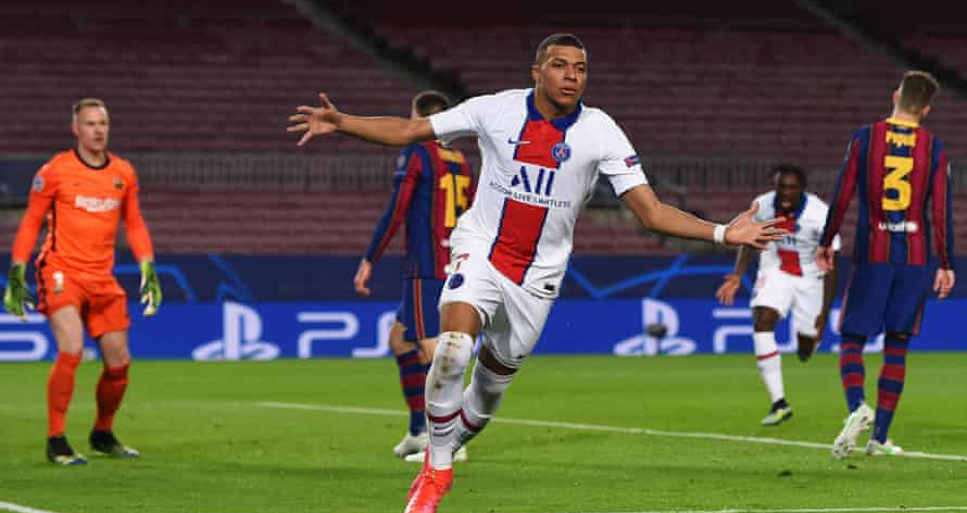 Mbappe lập hat-trick vào lưới Barcelona.