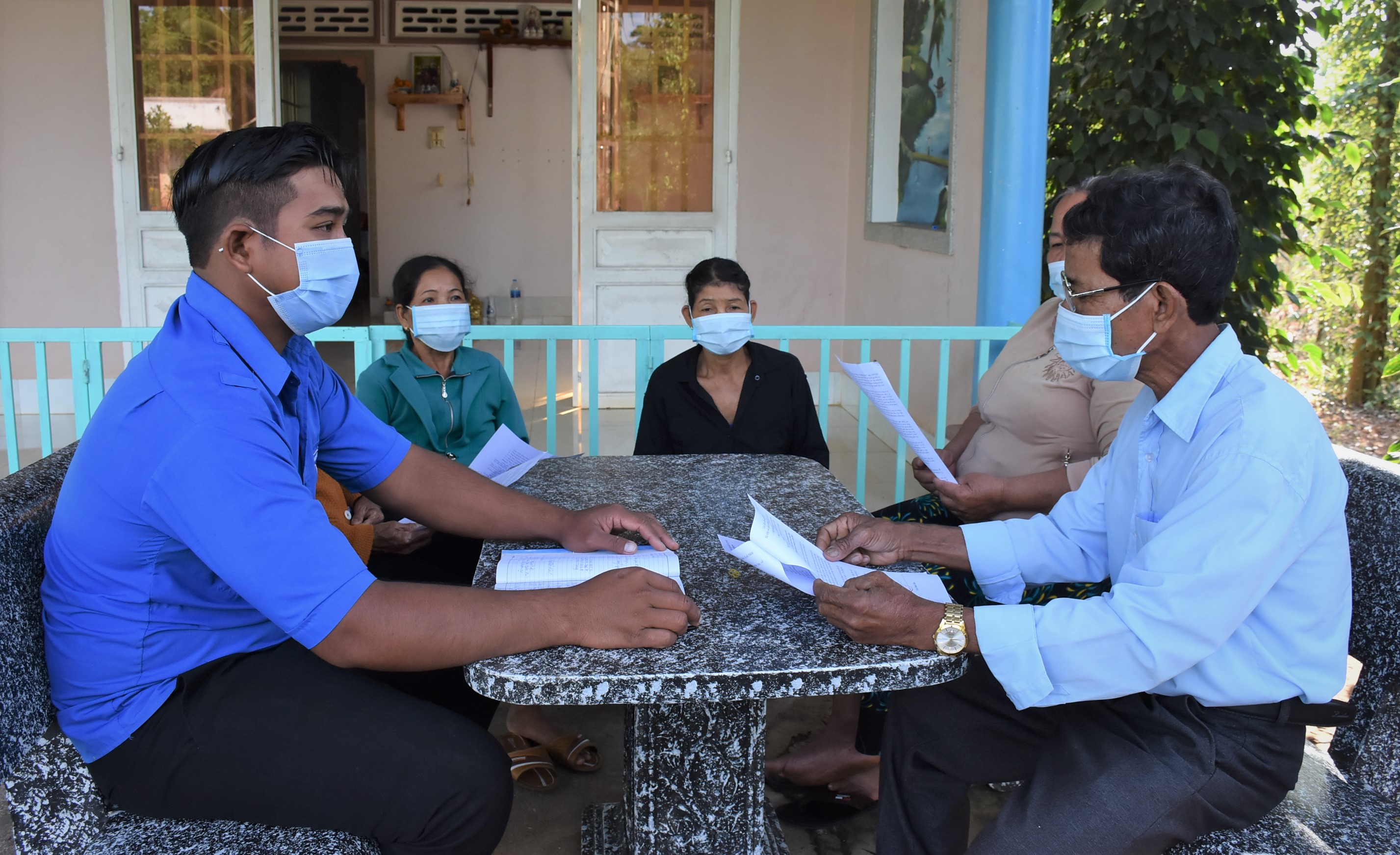 Ông Đào Văn Dương (bìa phải, Bí thư Chi bộ thôn Lồ Ồ, xã Đá Bạc, huyện Châu Đức)  cùng đoàn viên, thanh niên tuyên truyền các biện pháp phòng, chống dịch cho người dân.