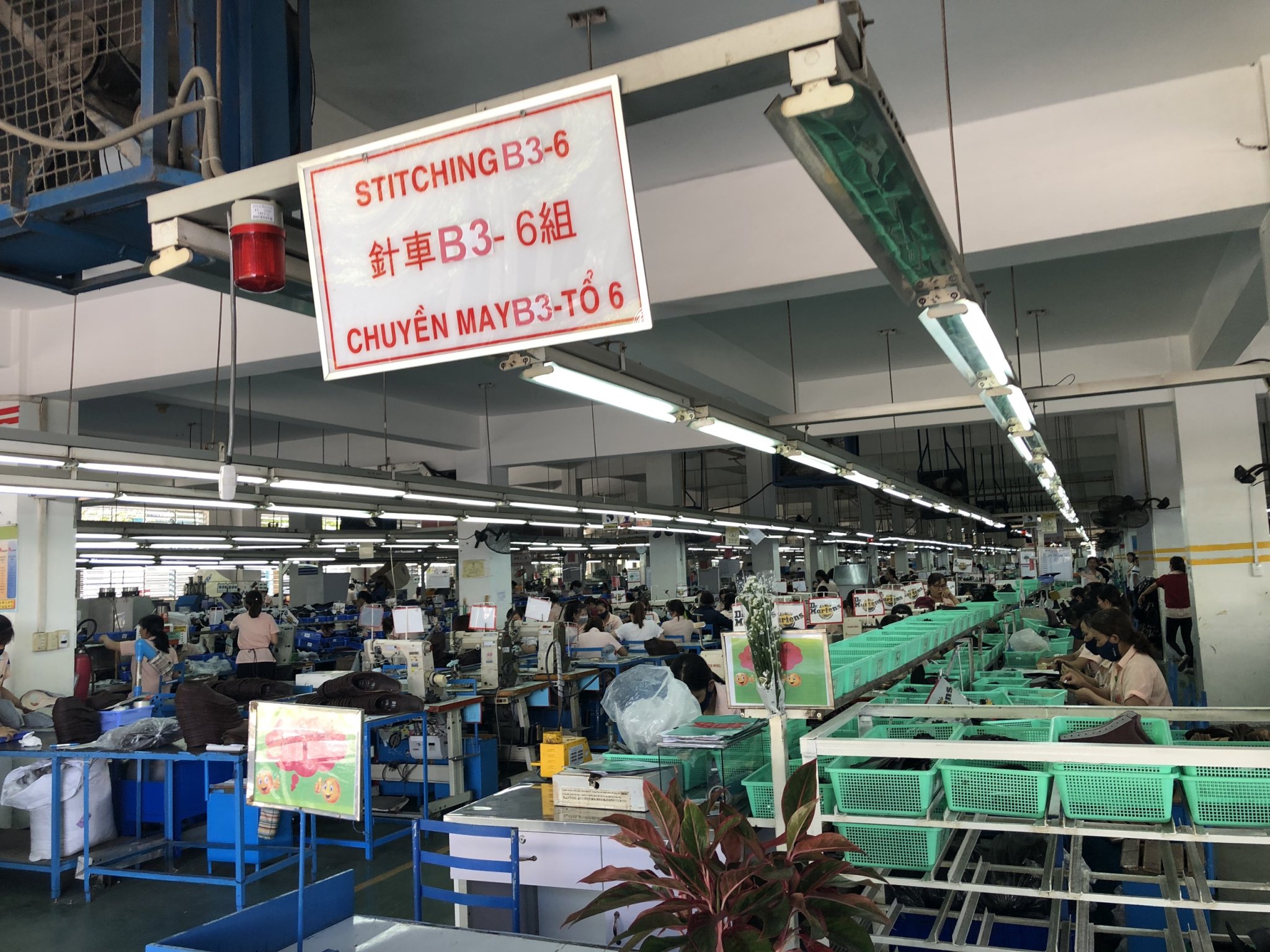 Công nhân Công ty TNHH sản xuất giày Uy Việt trong ngày làm việc đầu năm Tân Sửu 2021.