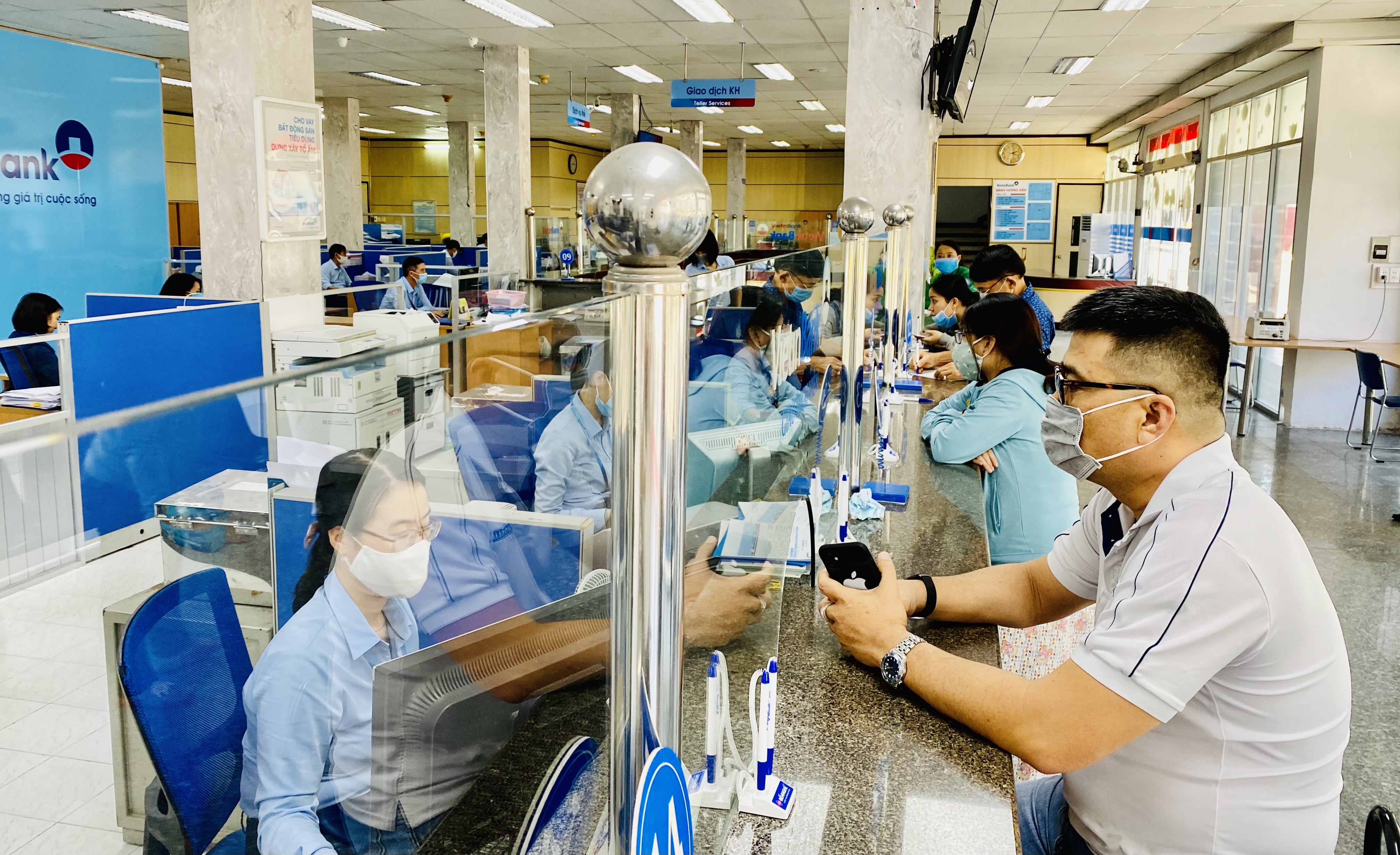 Đầu giờ chiều mùng 6 Tết, khá đông khách đến giao dịch tại VietinBank.