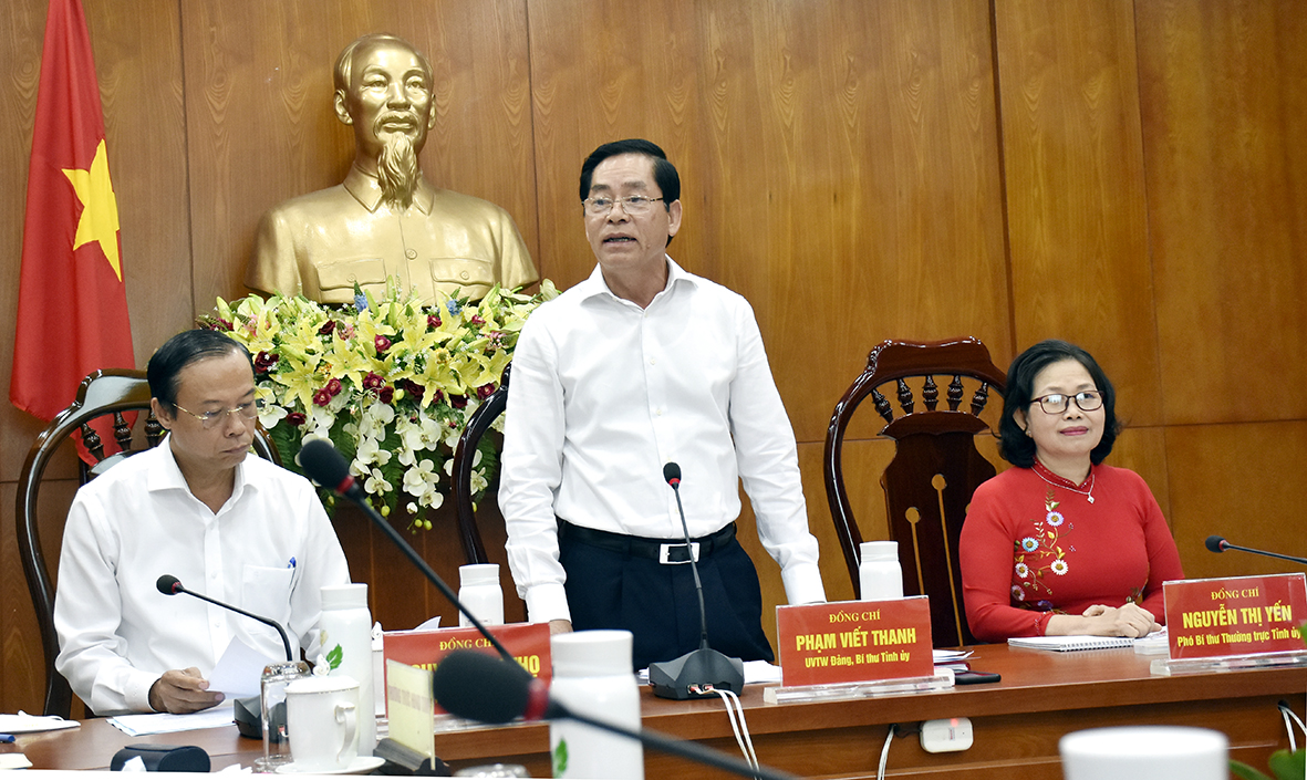 Ông Phạm Viết Thanh, Ủy viên Trung ương Đảng, Bí thư Tỉnh ủy phát biểu tại cuộc họp.
