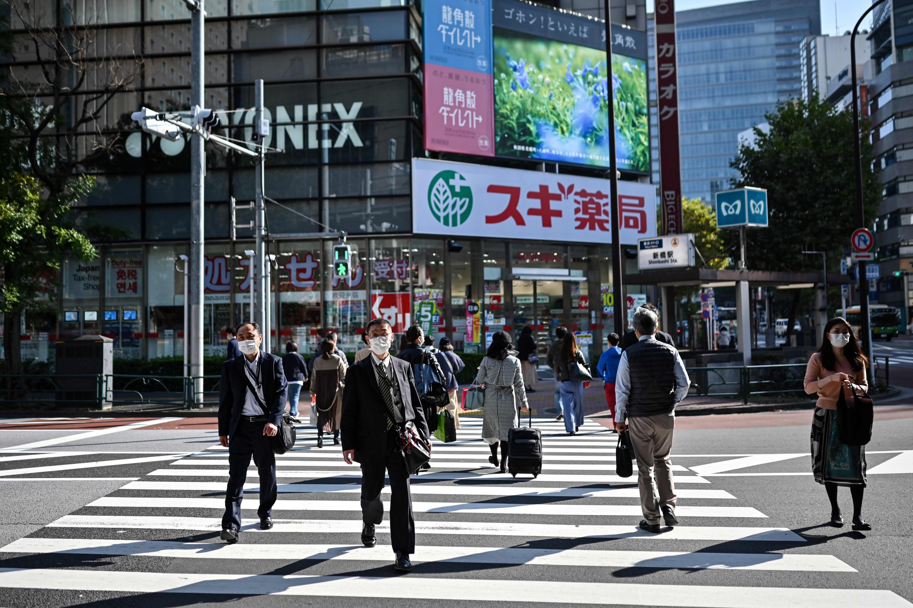 Trên một đường phố ở Tokyo, Nhật Bản. 