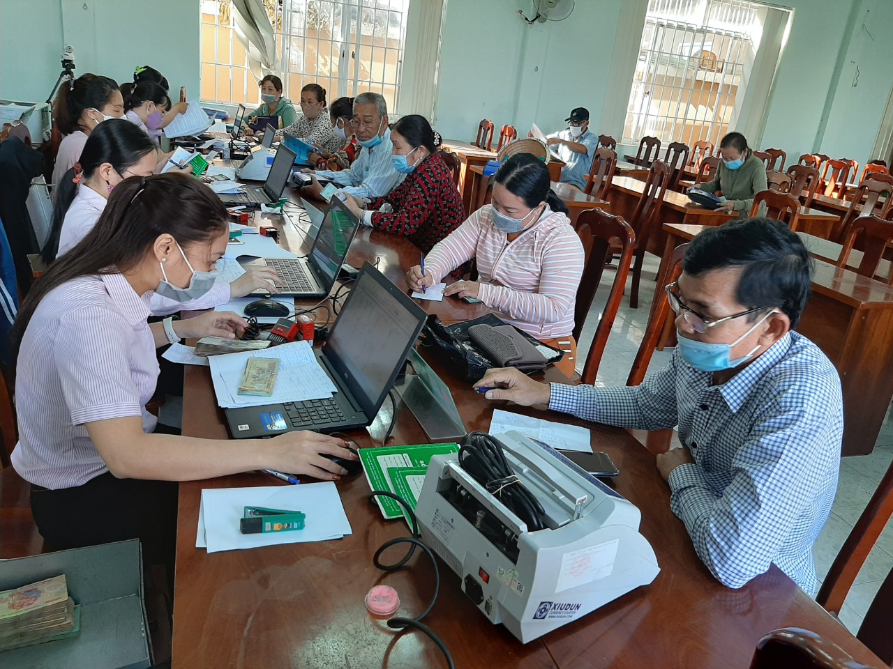 Ngân hàng Chính sách xã hội giải ngân vốn vay cho bà con xã Long Sơn, TP. Vũng Tàu.