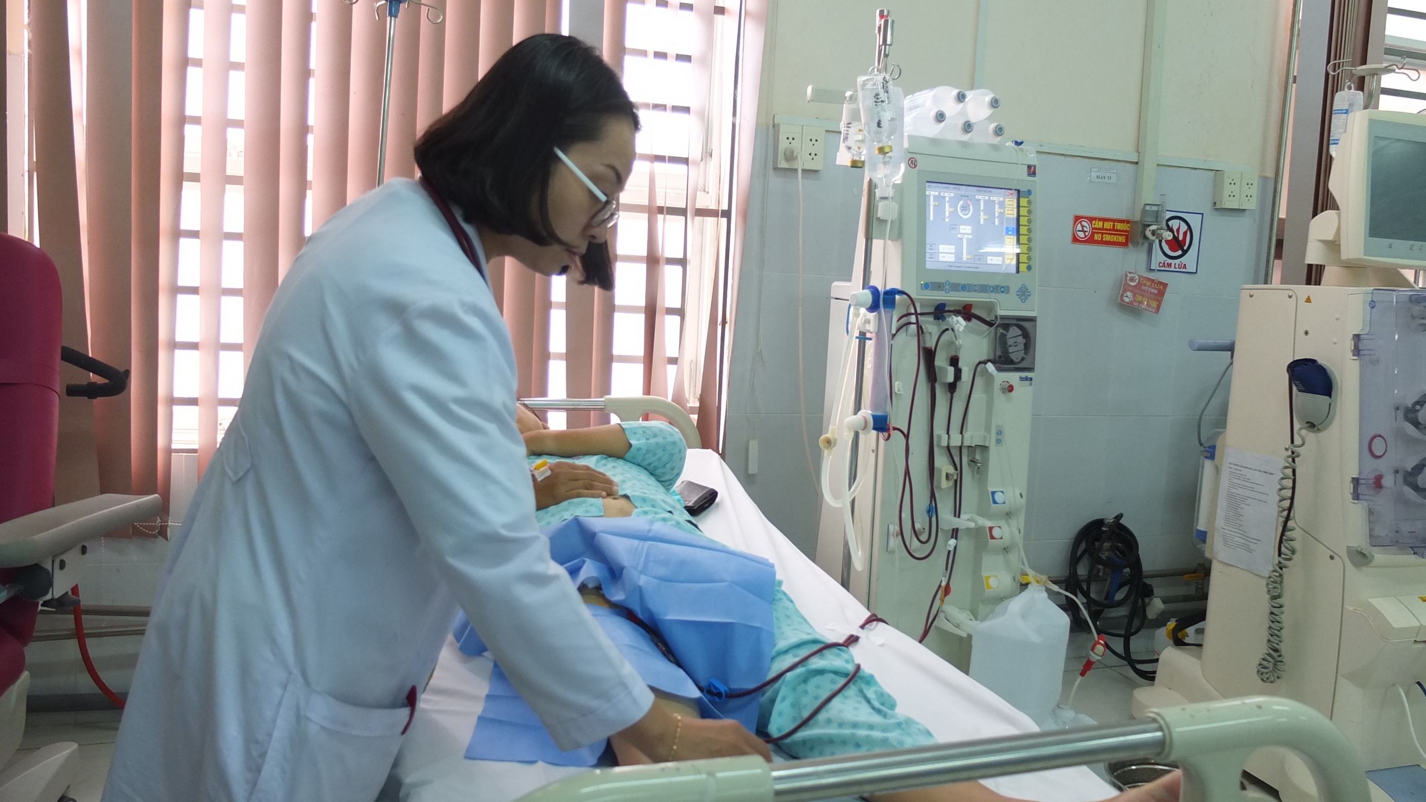 Bác sĩ kiểm tra, theo dõi quá trình lọc máu cho người bệnh suy thận do ăn khế.