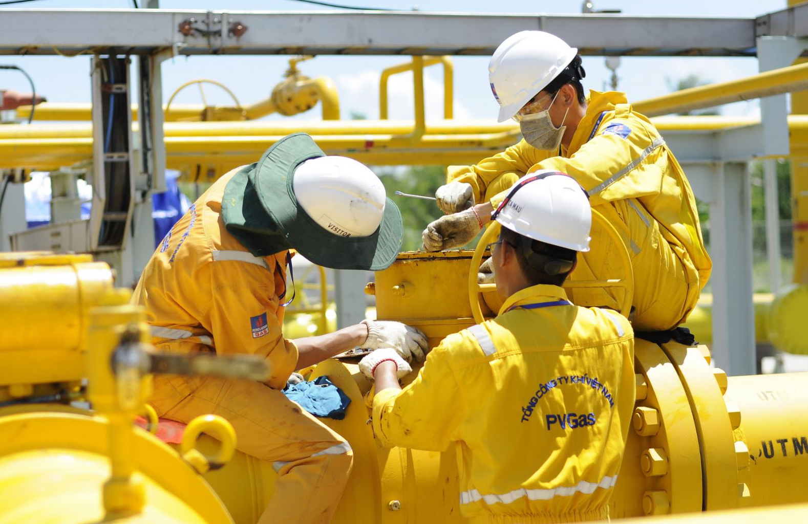 Cổ phiếu GAS (Tổng Công ty Khí Việt Nam - CTCP (PV GAS, HoSE: GAS) đã có 2 phiên tăng liên tiếp. Trong ảnh: Kỹ sư, công nhân PV Gas trong giờ sản xuất.