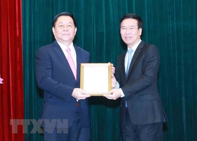Ủy viên Bộ Chính trị, Thường trực Ban Bí thư Võ Văn Thưởng trao Quyết định số 06-QĐNS/TƯ ngày 18/2/2021 của Bộ Chính trị cho ông Nguyễn Trọng Nghĩa.