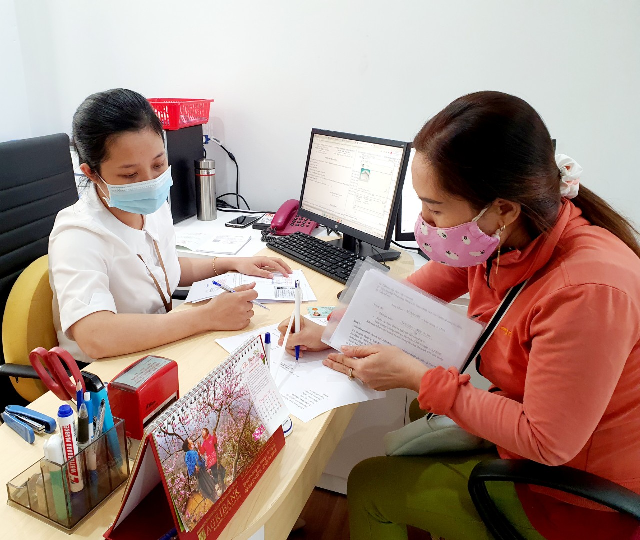 Người lao động đăng ký hưởng trợ cấp thất nghiệp tại Trung tâm Dịch vụ việc làm tỉnh.