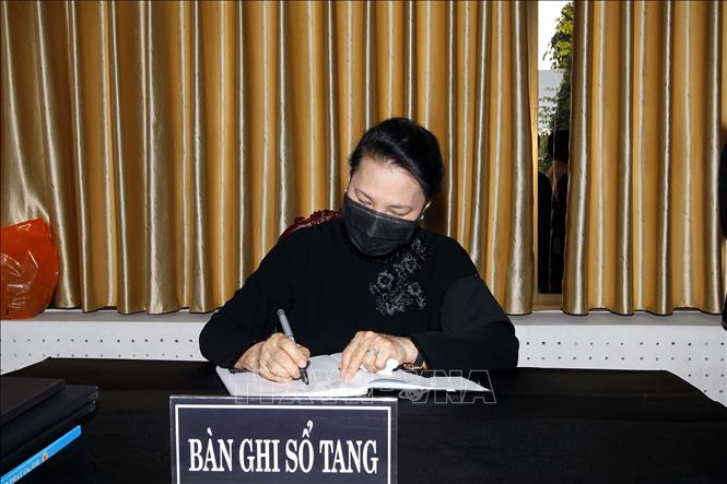 Chủ tịch Quốc hội Nguyễn Thị Kim Ngân ghi sổ tang viếng đồng chí Trương Vĩnh Trọng. Ảnh: Thanh Vũ/TTXVN