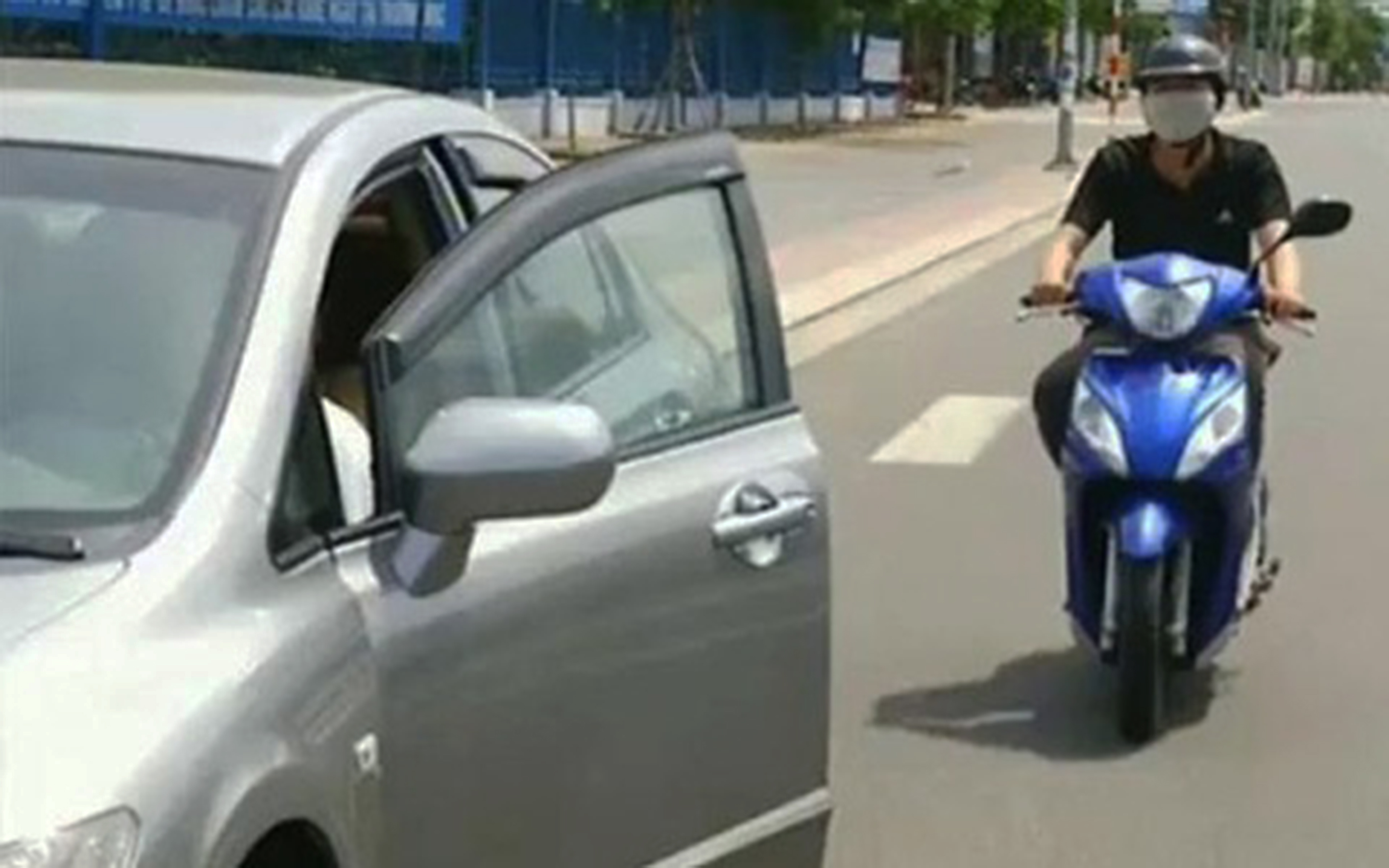 Khi mở cửa ô tô cần quan sát, tránh gây nguy hiểm cho người đi đường. 