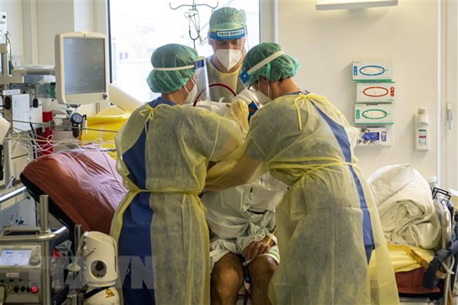 Nhân viên y tế điều trị cho bệnh nhân mắc COVID-19 tại một bệnh viện ở Munich, Đức ngày 25/1/2021.