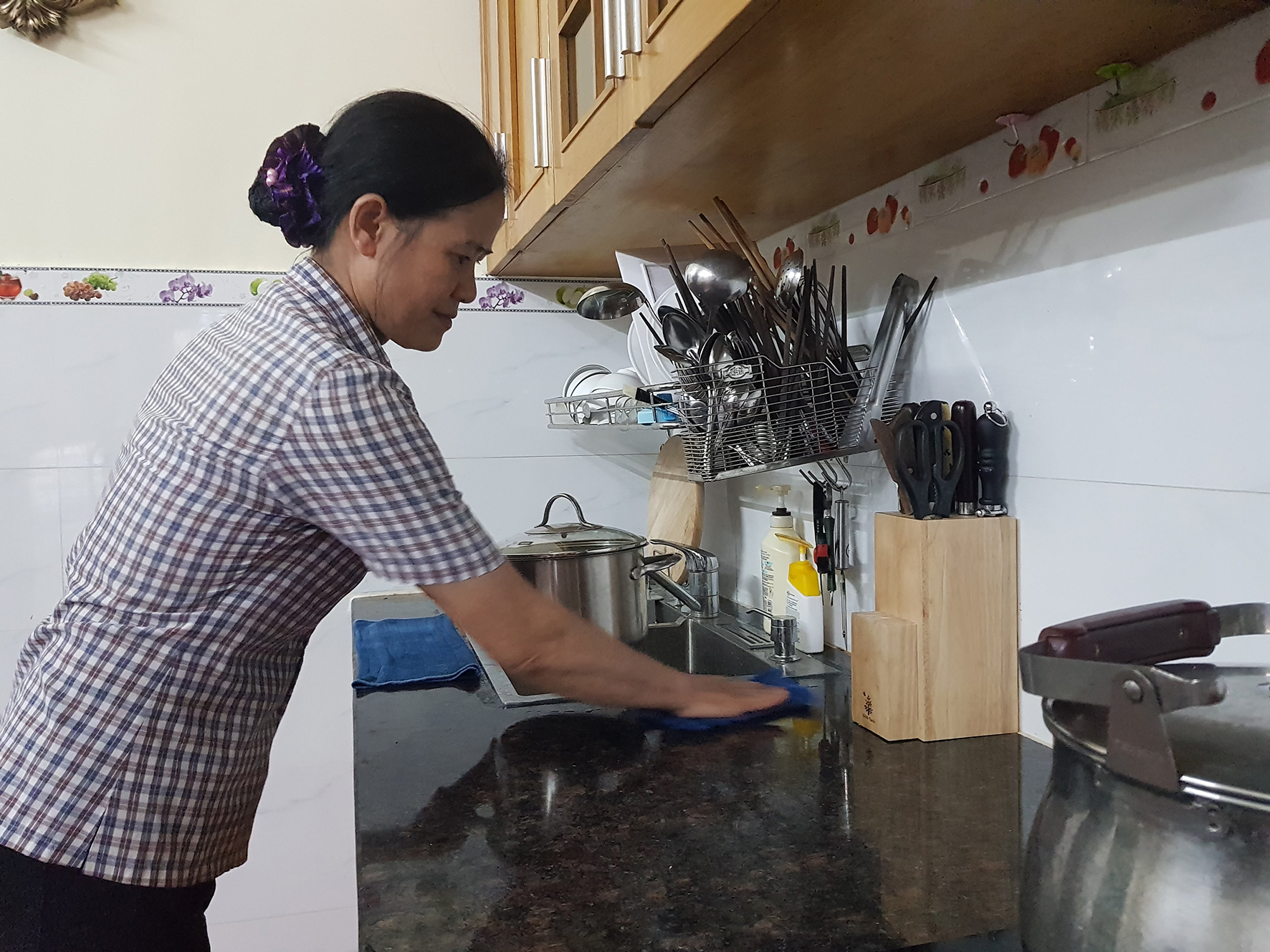 Sau Tết, dịch vụ giúp việc nhà đang trở nên “nóng”. Trong ảnh: Lao động giúp việc dọn dẹp nhà cửa theo giờ cho một gia đình ở phường 7, TP. Vũng Tàu.
