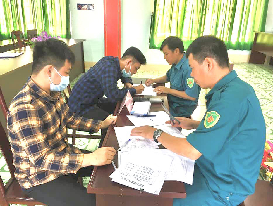 Thanh niên trúng tuyển NVQS năm 2021 nhận lệnh ngập ngũ tại Hội đồng NVQS xã Phước Hội, huyện Đất Đỏ.