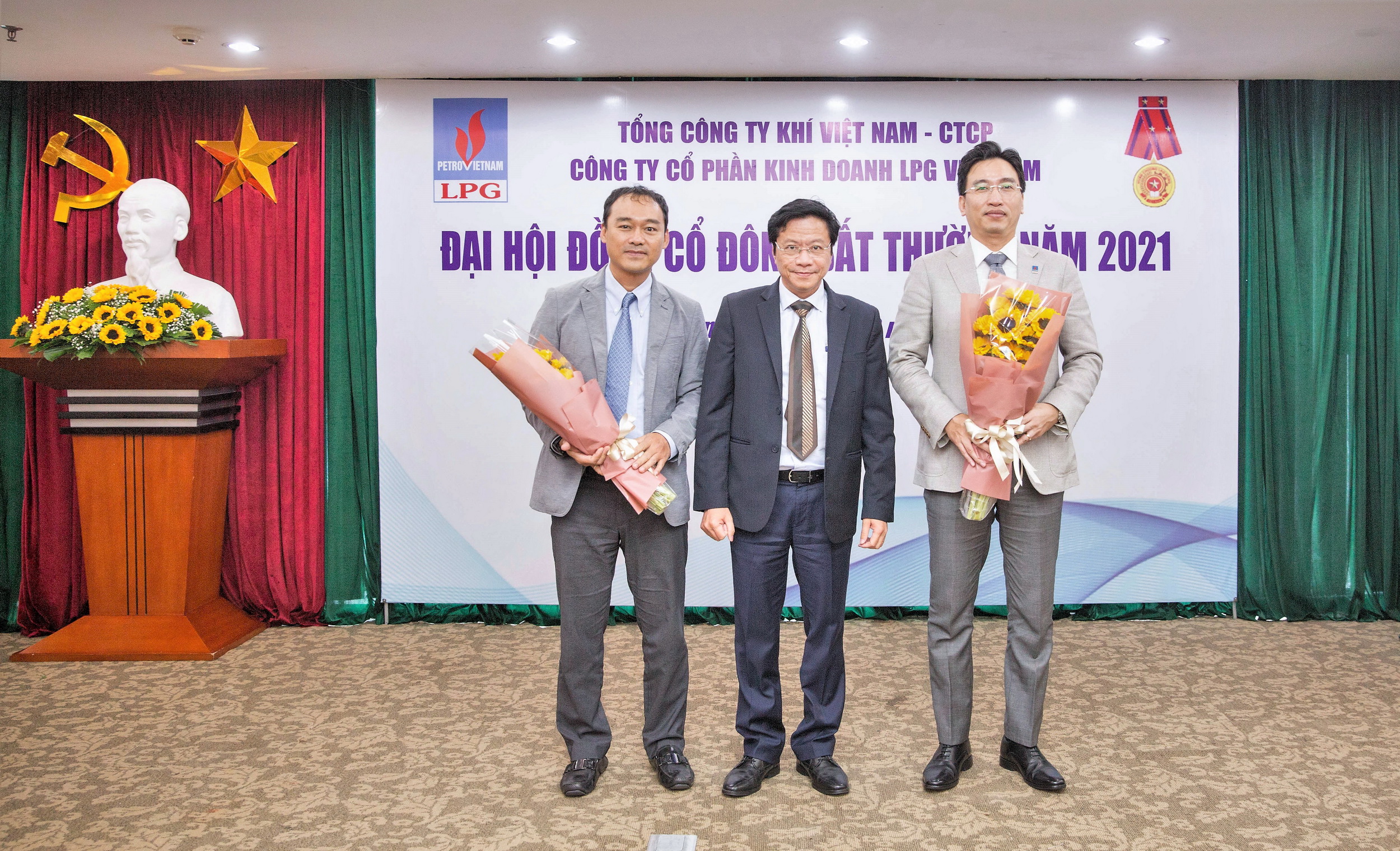 Ông Nguyễn Thanh Bình - PTGĐ PV GAS (bìa phải) và ông Đoàn Trúc Lâm (bìa trái) được bầu vào Hội đồng quản trị PV GAS LPG. Ông Nguyễn Thanh Bình là tân Chủ tịch Hội đồng quản trị PV GAS LPG.