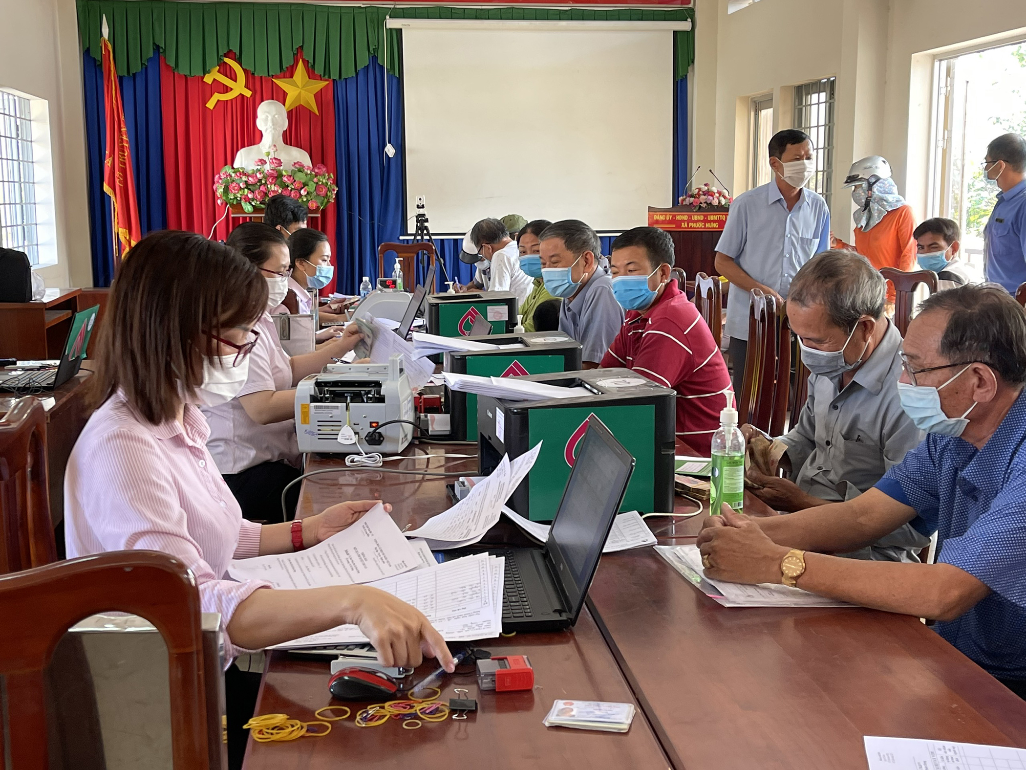 Phòng giao dịch Ngân hàng CSXH huyện giải ngân cho người dân xã Phước Hưng.