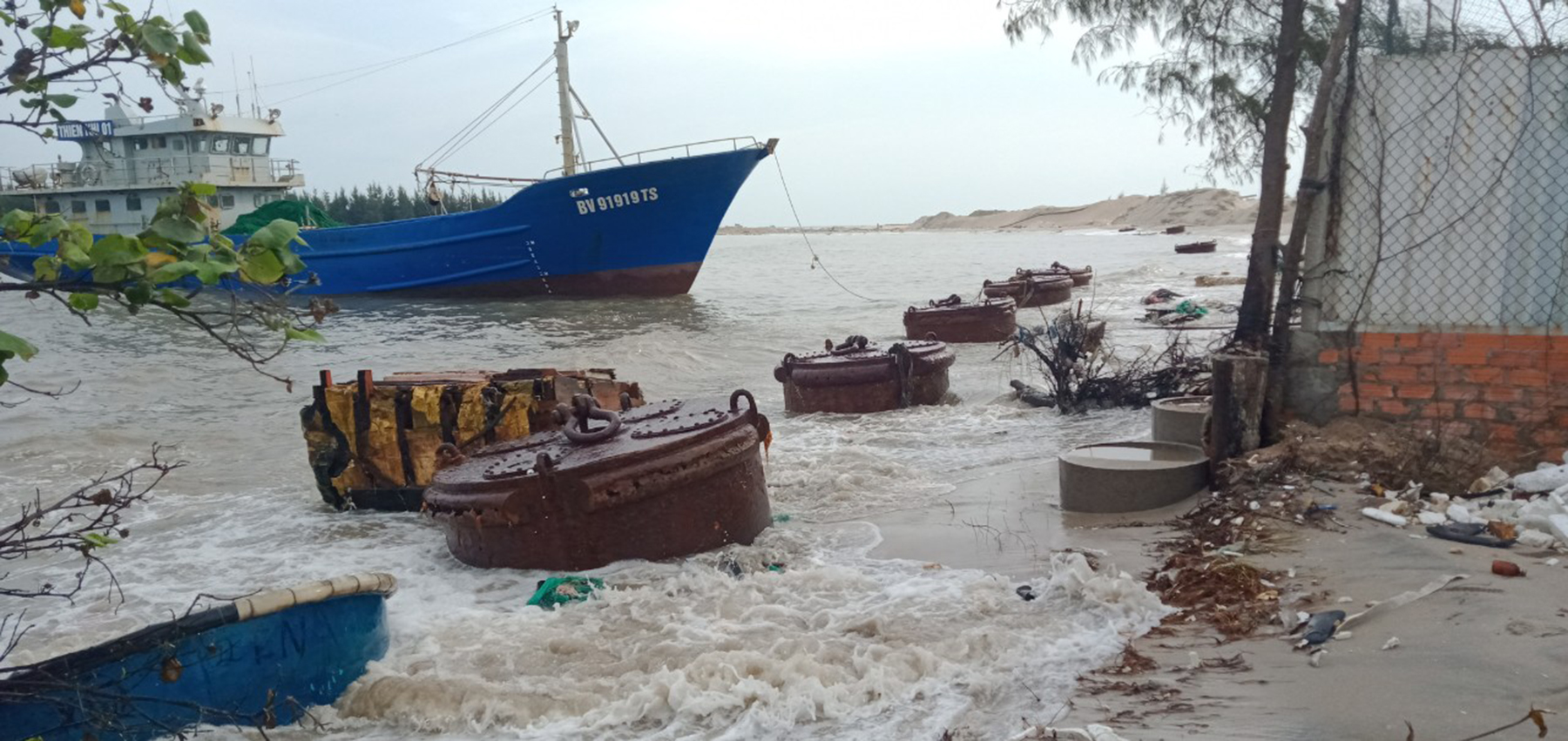 Biển lấn sâu gây sạt lở nham nhở ở khu vực ấp Bình Hải (xã Bình Châu, huyện Xuyên Mộc).