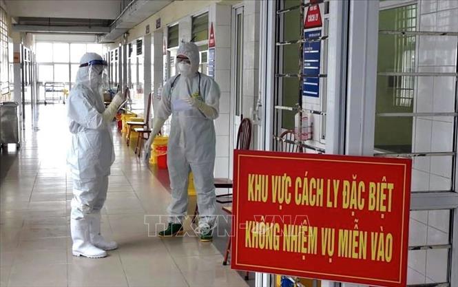 Các bác sĨ Bệnh viện dã chiến số 2 (thành phố Hạ Long, tỉnh Quảng Ninh) làm việc tại khu vực cách ly đặc biệt. Ảnh minh họa: TTXVN
