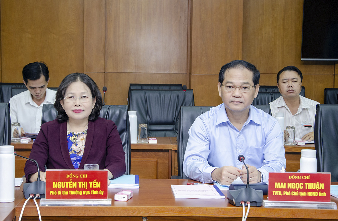 Bà Nguyễn Thị Yến, Phó Bí thư Thường trực Tỉnh ủy, Trưởng Đoàn ĐBQH tỉnh; ông Mai Ngọc Thuận, Ủy viên Ban Thường vụ Tỉnh ủy, Phó Chủ tịch HĐND tỉnh dự Hội nghị.