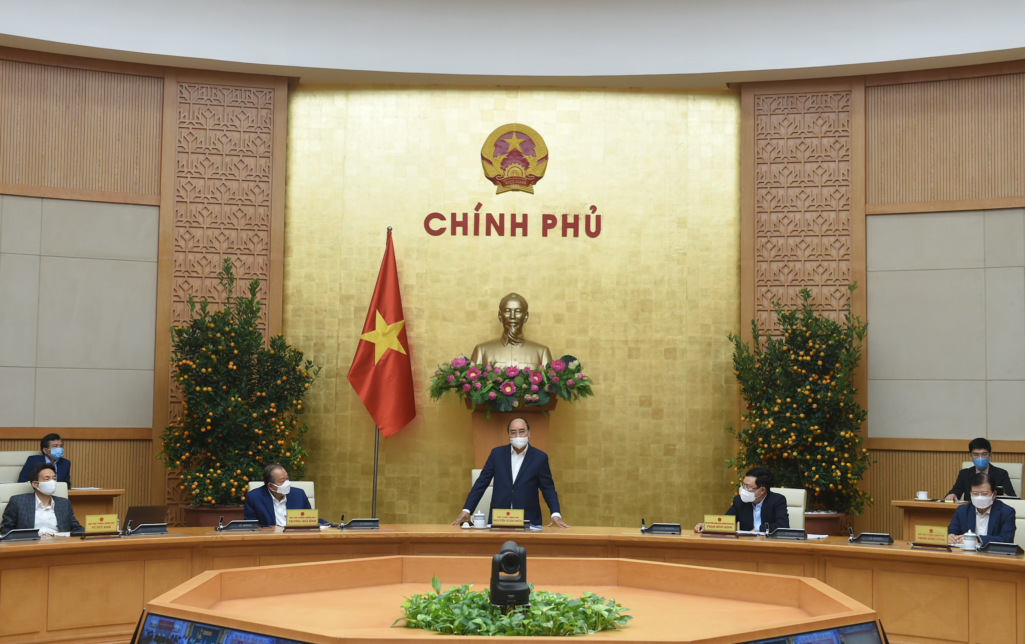Thủ tướng Chính phủ Nguyễn Xuân Phúc chủ trì họp Thường trực Chính phủ “chốt” một số vấn đề về phòng chống COVID-19. Ảnh: VGP/Quang Hiếu