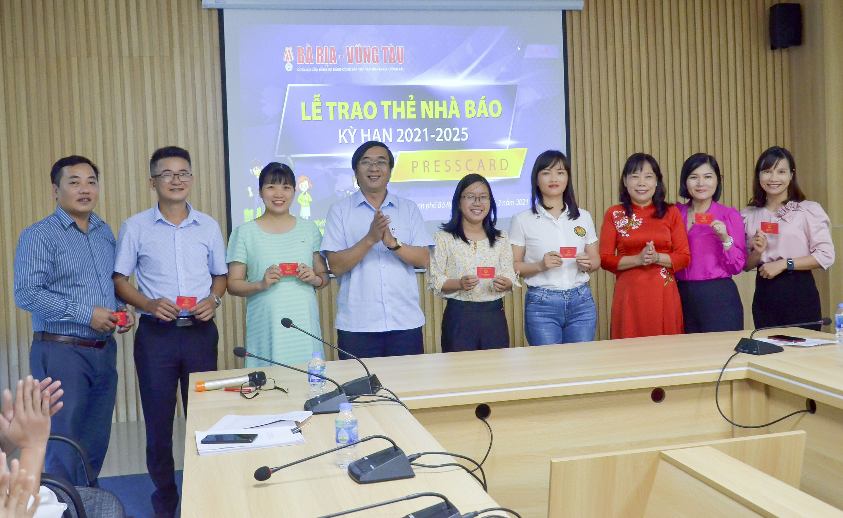 Bà Đỗ Nguyễn Hoàng Dung, Quyền Tổng Biên tập Báo BR-VT và ông Trương Đức Nghĩa, Phó Tổng Biên tập Báo BR-VT trao thẻ Nhà báo cho cán bộ, phóng viên đang công tác tại Báo BR-VT.
