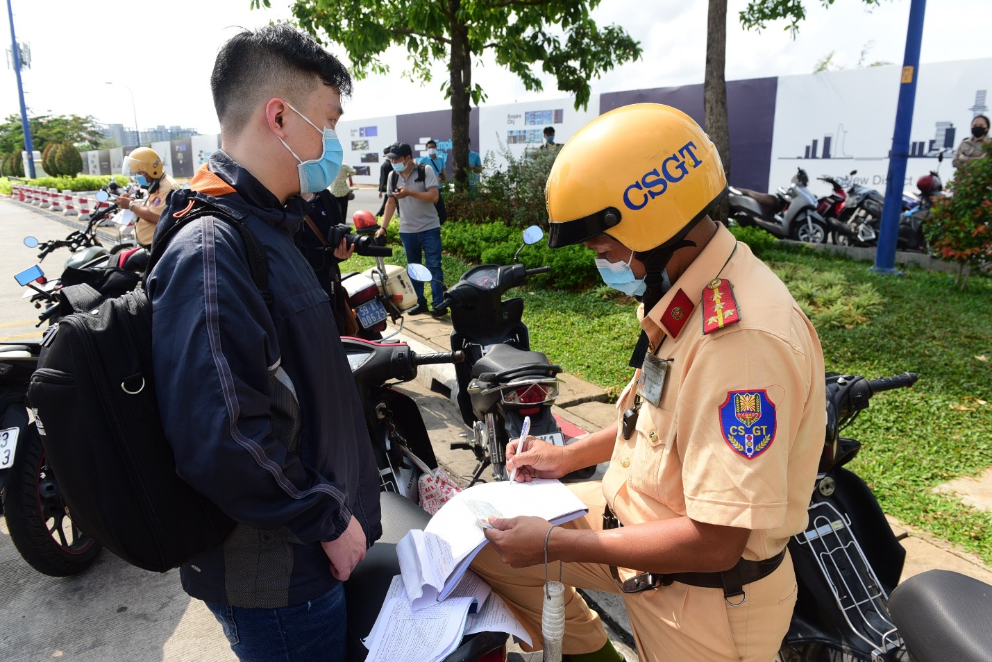 Bảo hiểm bắt buộc TNDS của chủ xe cơ giới là loại bảo hiểm bắt buộc phải có khi tham gia giao thông và người chủ xe cần xuất trình cho cảnh sát giao thông khi cần được kiểm tra.