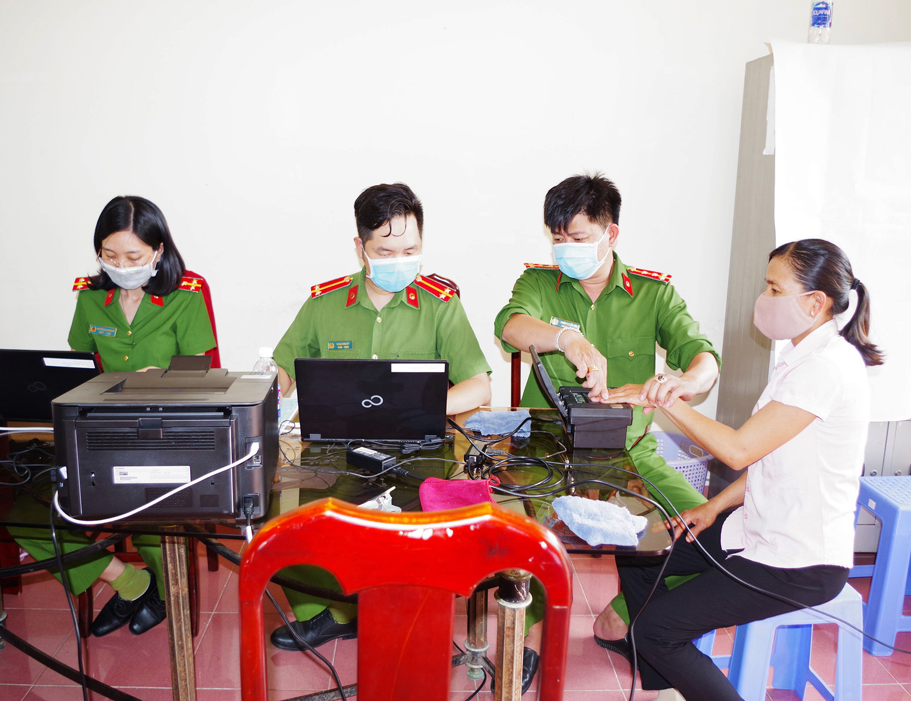 Công an huyện Đất Đỏ lăn dấu vân tay cho người dân.