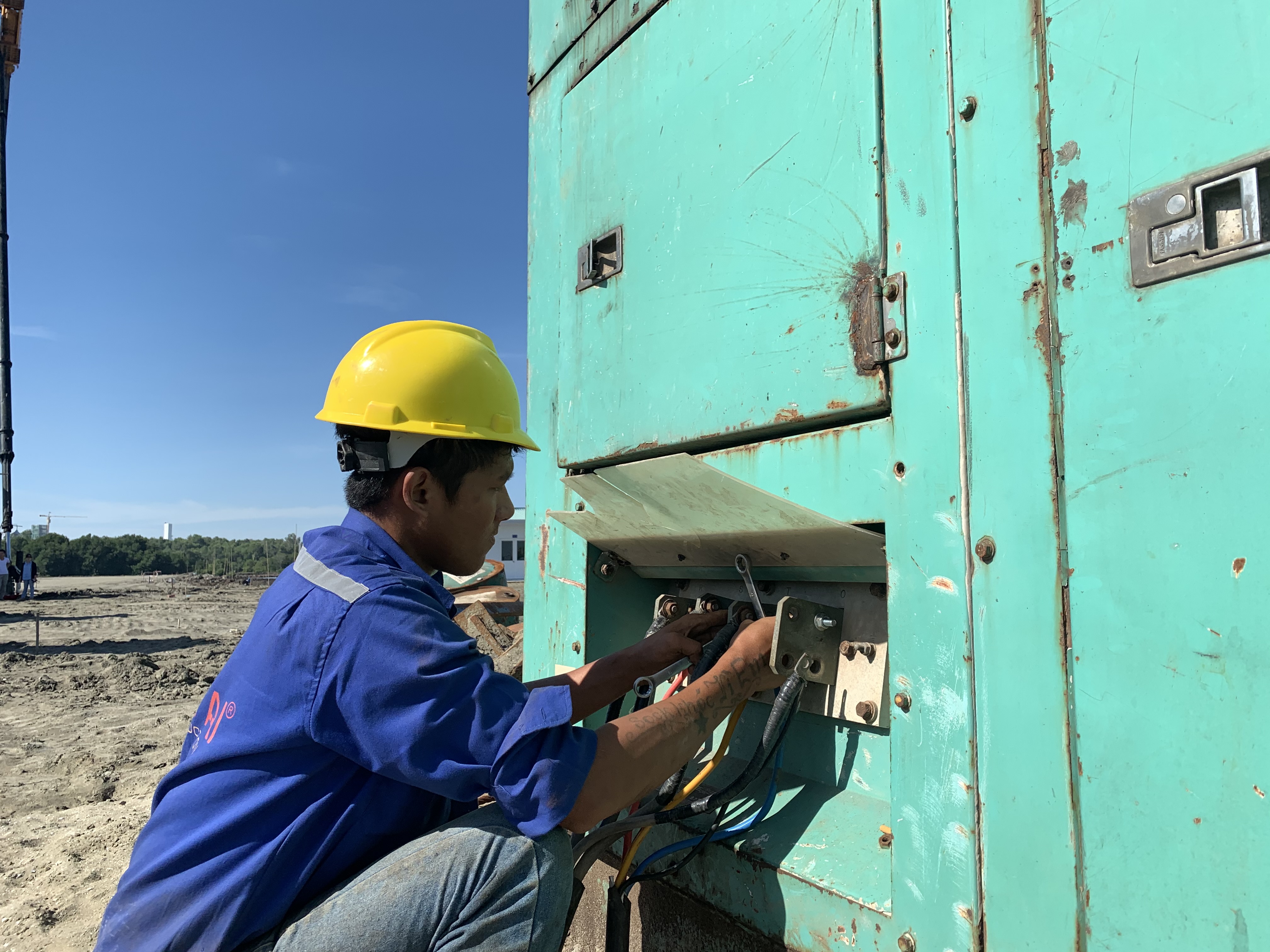 Giữa nắng trưa hầm hập, những công nhân cầu đường tại dự án đường Long Sơn - Cái Mép vẫn tất bật  với công việc.  