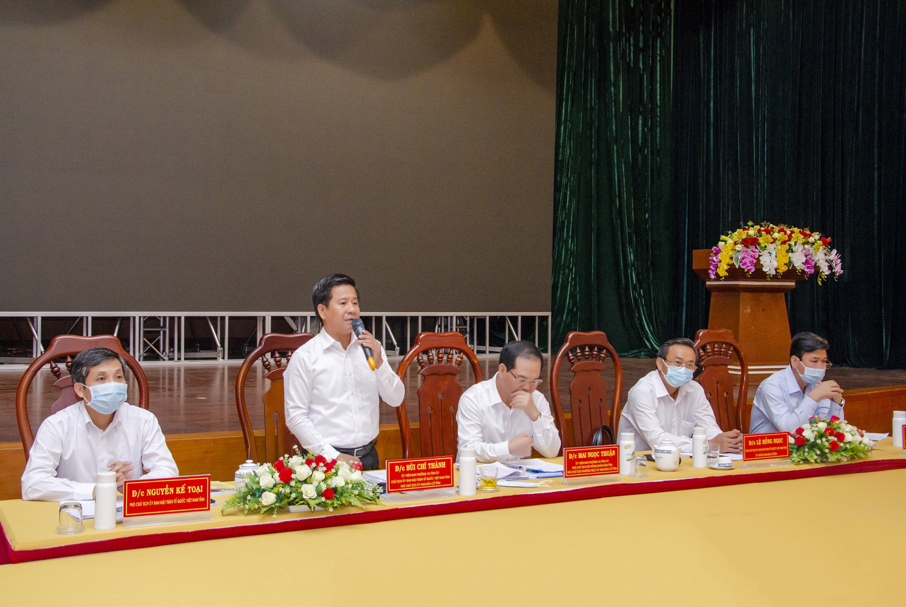 Ông Bùi Chí Thành Chủ tịch UBMTTQVN tỉnh phát biểu kết luận cuộc họp.