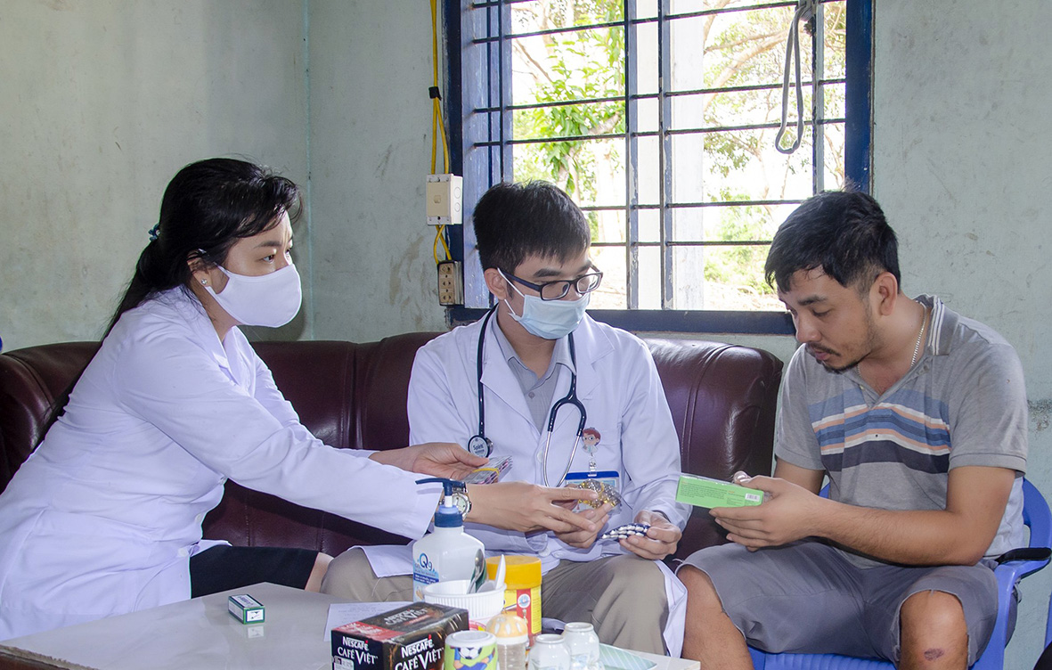 Các y, bác sĩ kê đơn, phát thuốc miễn phí cho anh Lâm Trần Đạt (phường 11, TP. Vũng Tàu), mắc bệnh u não gây mù hoàn toàn.