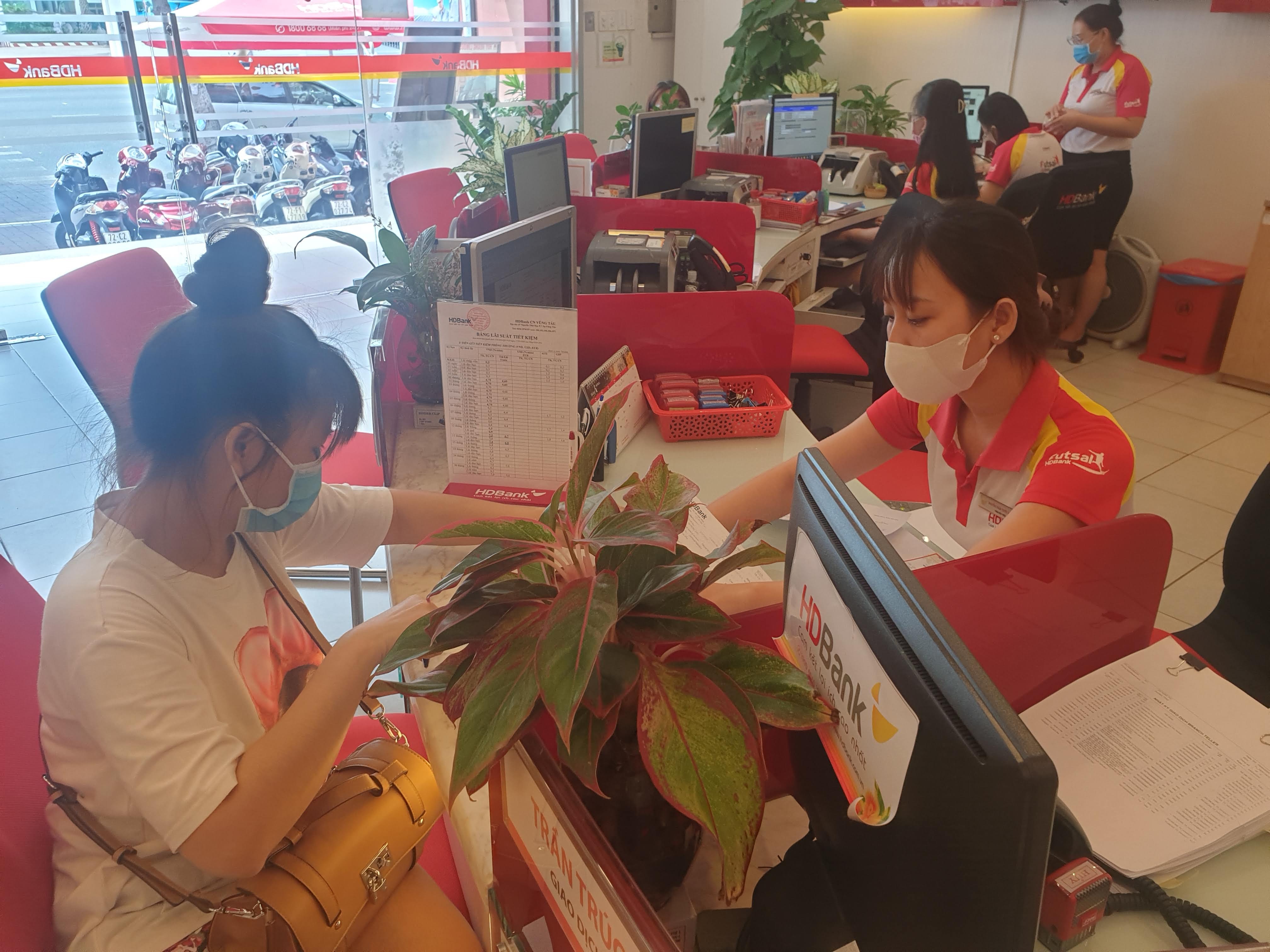 Khách hàng chuyển tiền tại HDBank, Chi nhánh Vũng Tàu.